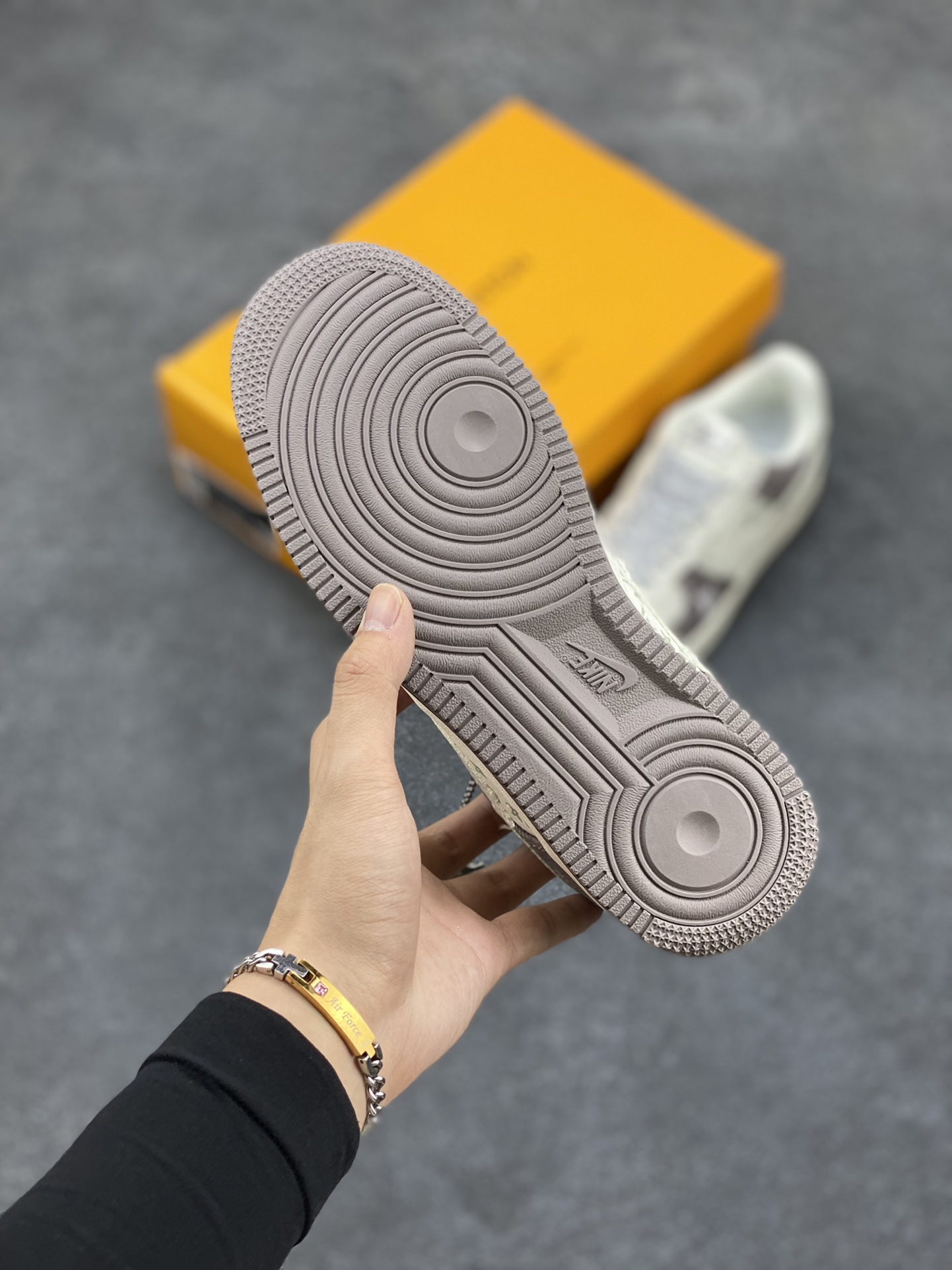 图片[5]-NIke Air Force 1 \’07 Low “LV联名–荧光灰牛仔”空军一号 运动鞋 休闲鞋 原楦头原纸板 原装鞋盒 定制五金配件 内置全掌气垫 原厂鞋底 货号：DH7566-200 尺码：36 36.5 37.5 38 38.5 39 40 40.5 41 42 42.5 43 44 44.5 45-选品中心