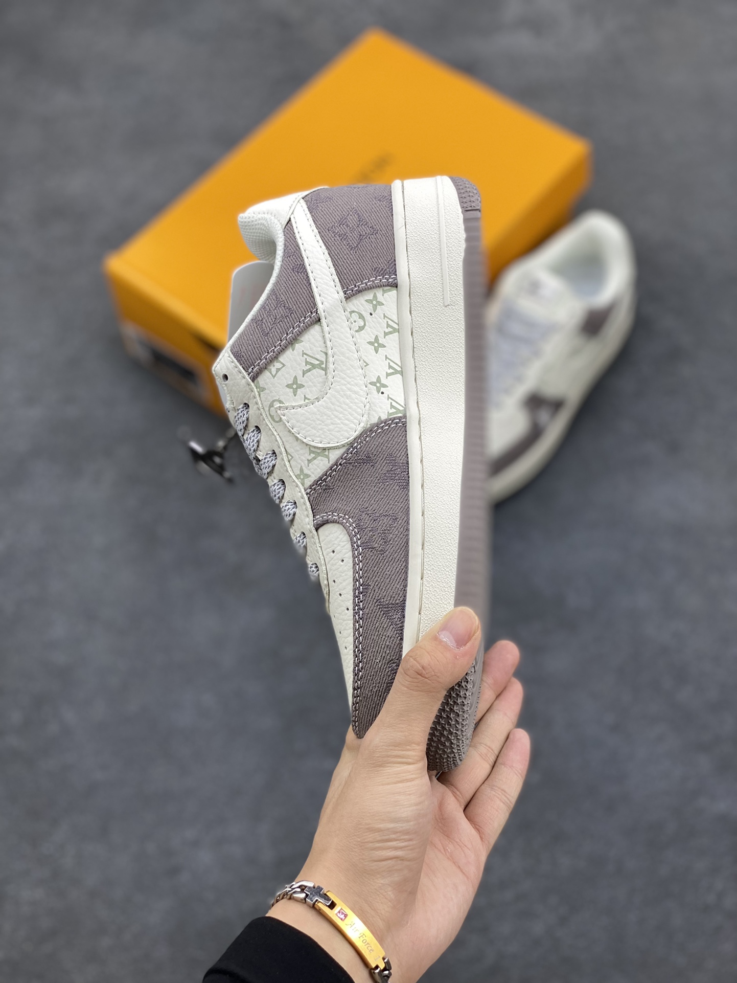 图片[3]-NIke Air Force 1 \’07 Low “LV联名–荧光灰牛仔”空军一号 运动鞋 休闲鞋 原楦头原纸板 原装鞋盒 定制五金配件 内置全掌气垫 原厂鞋底 货号：DH7566-200 尺码：36 36.5 37.5 38 38.5 39 40 40.5 41 42 42.5 43 44 44.5 45-选品中心