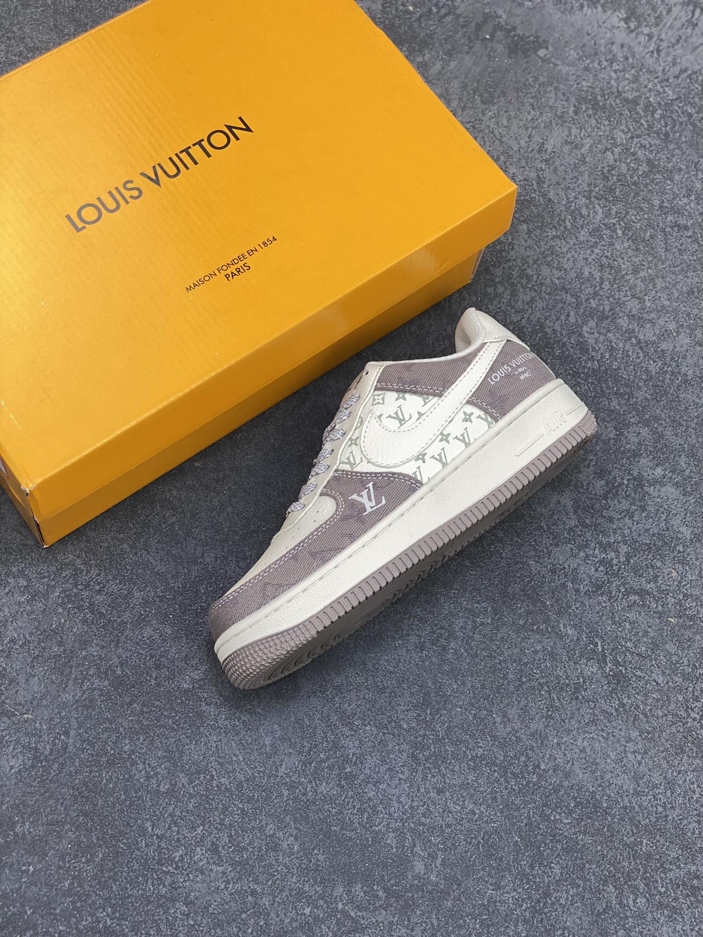 图片[7]-NIke Air Force 1 \’07 Low “LV联名–荧光灰牛仔”空军一号 运动鞋 休闲鞋 原楦头原纸板 原装鞋盒 定制五金配件 内置全掌气垫 原厂鞋底 货号：DH7566-200 尺码：36 36.5 37.5 38 38.5 39 40 40.5 41 42 42.5 43 44 44.5 45-选品中心