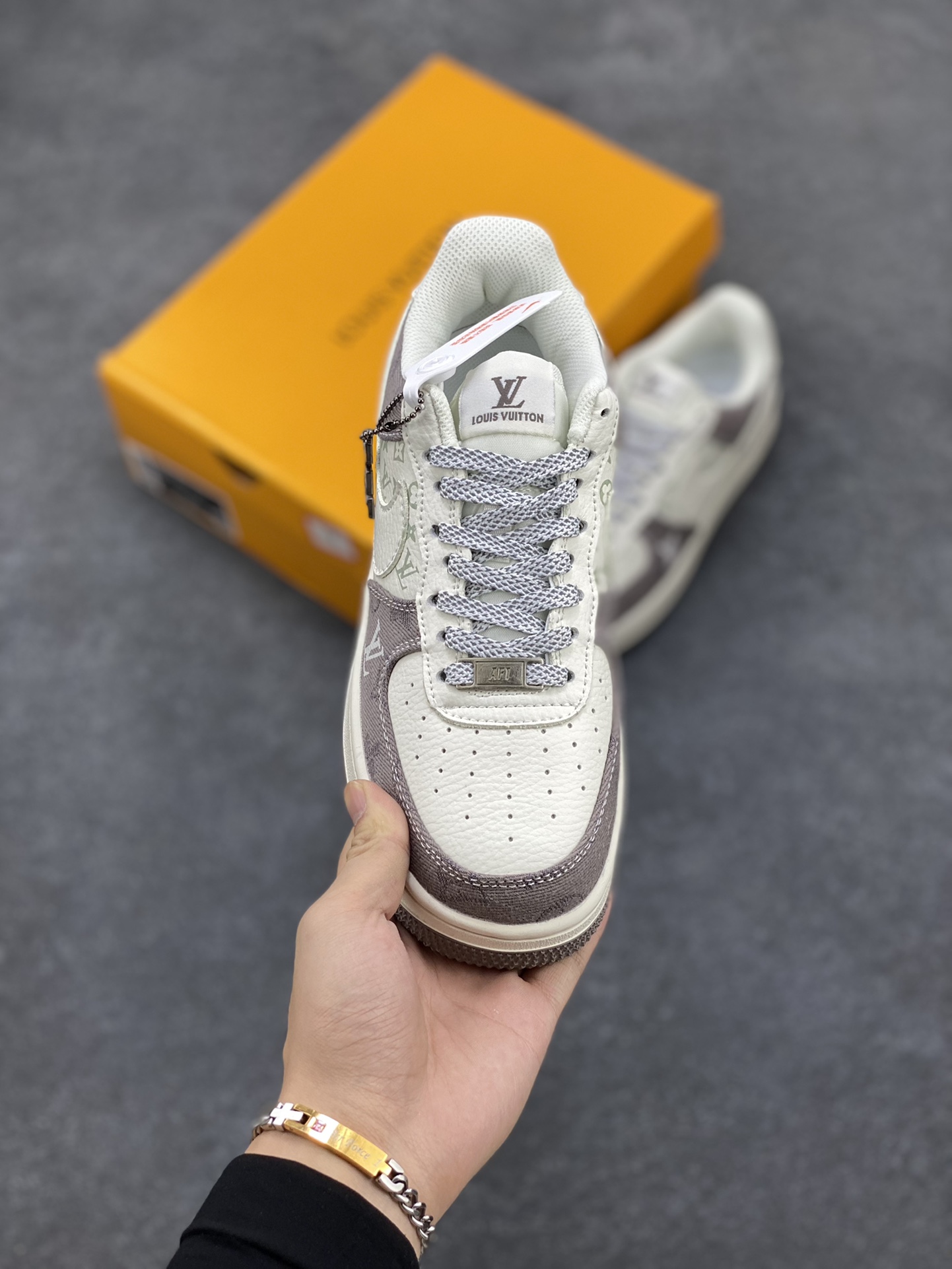 图片[2]-NIke Air Force 1 \’07 Low “LV联名–荧光灰牛仔”空军一号 运动鞋 休闲鞋 原楦头原纸板 原装鞋盒 定制五金配件 内置全掌气垫 原厂鞋底 货号：DH7566-200 尺码：36 36.5 37.5 38 38.5 39 40 40.5 41 42 42.5 43 44 44.5 45-选品中心