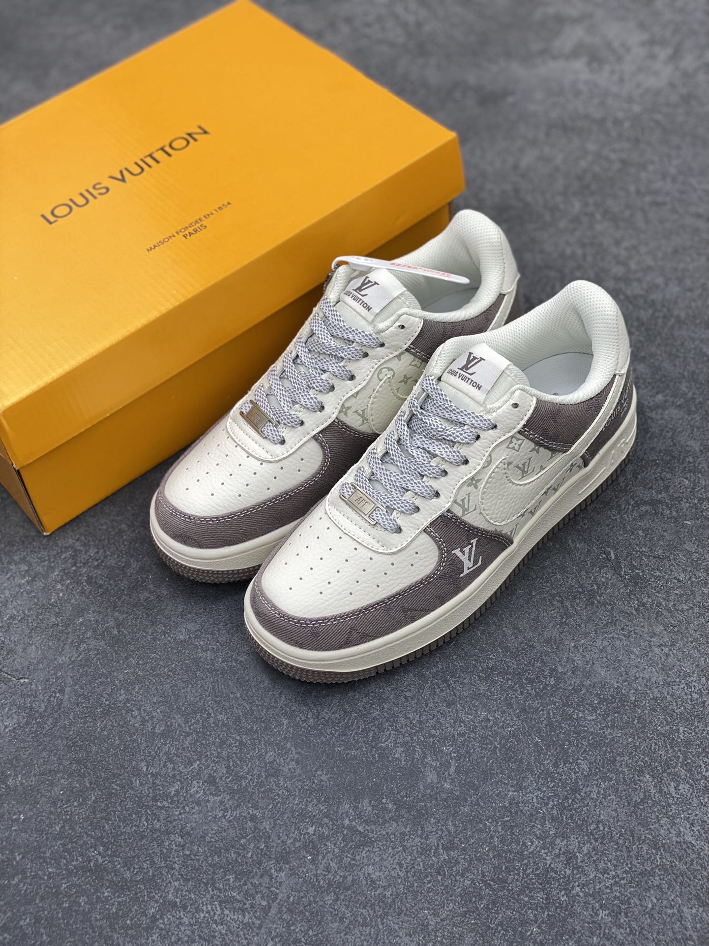 图片[8]-NIke Air Force 1 \’07 Low “LV联名–荧光灰牛仔”空军一号 运动鞋 休闲鞋 原楦头原纸板 原装鞋盒 定制五金配件 内置全掌气垫 原厂鞋底 货号：DH7566-200 尺码：36 36.5 37.5 38 38.5 39 40 40.5 41 42 42.5 43 44 44.5 45-选品中心