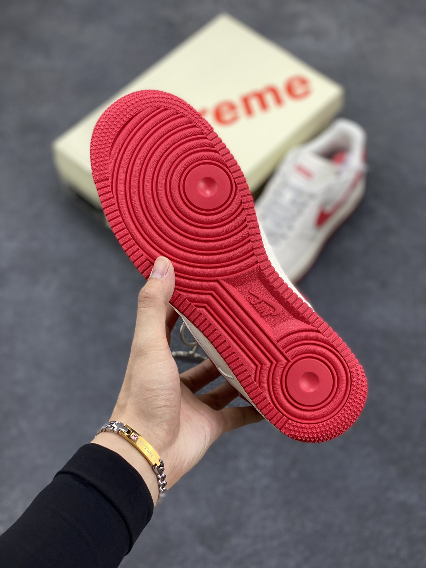 图片[5]-NIke Air Force 1 \’07 Low “Supreme联名–米红”空军一号 低帮 运动鞋 休闲鞋 折边针车 工艺难度大 原楦头原纸板 原装鞋盒 定制五金配件 内置全掌气垫 原厂鞋底 货号：HD1968-026 尺码：36 36.5 37.5 38 38.5 39 40 40.5 41 42 42.5 43 44 44.5 45-选品中心