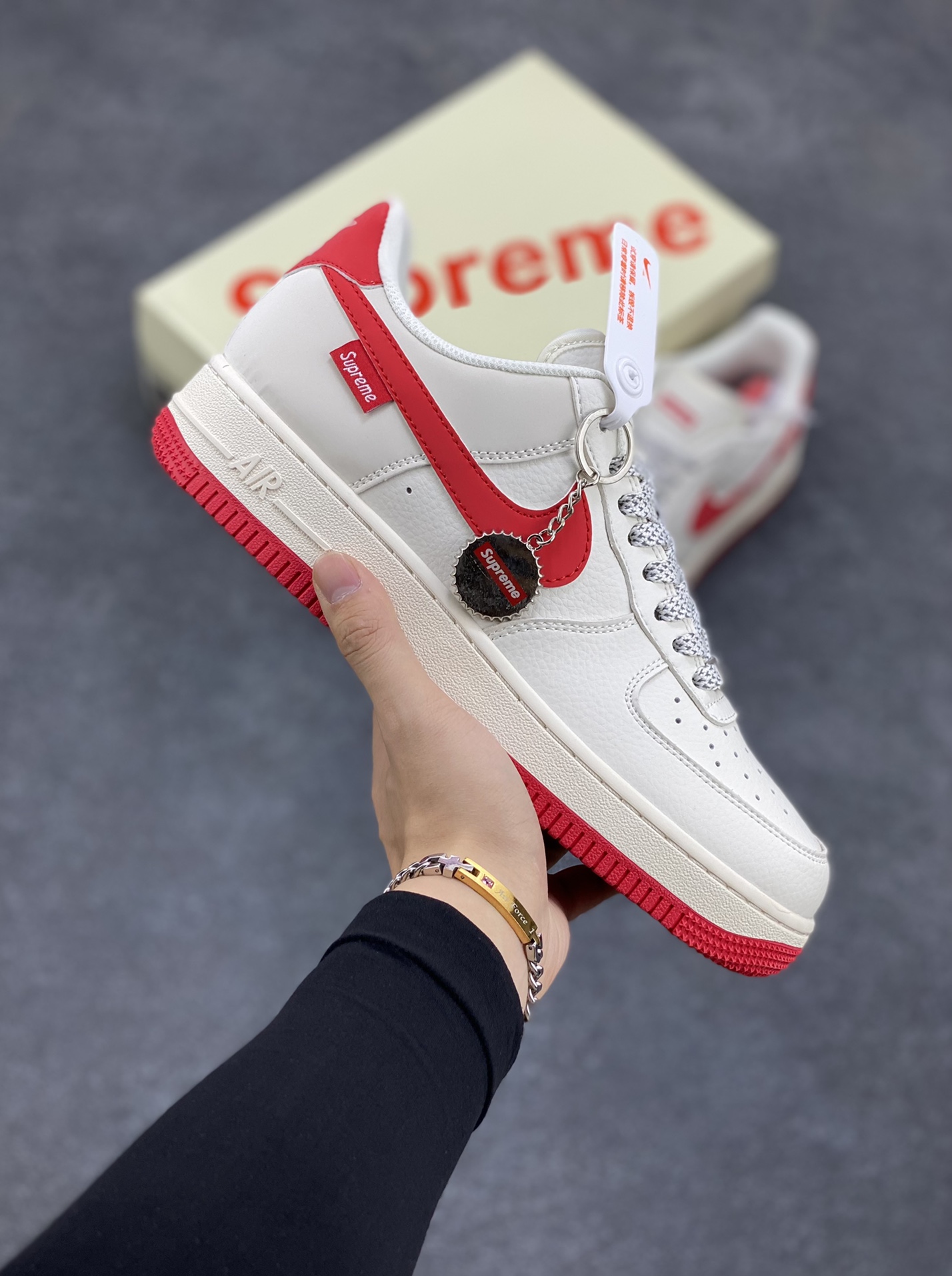 NIke Air Force 1 \'07 Low “Supreme联名--米红”空军一号 低帮 运动鞋 休闲鞋 折边针车 工艺难度大 原楦头原纸板 原装鞋盒 定制五金配件 内置全掌气垫 原厂鞋底 货号：HD1968-026 尺码：36 36.5 37.5 38 38.5 39 40 40.5 41 42 42.5 43 44 44.5 45-选品中心