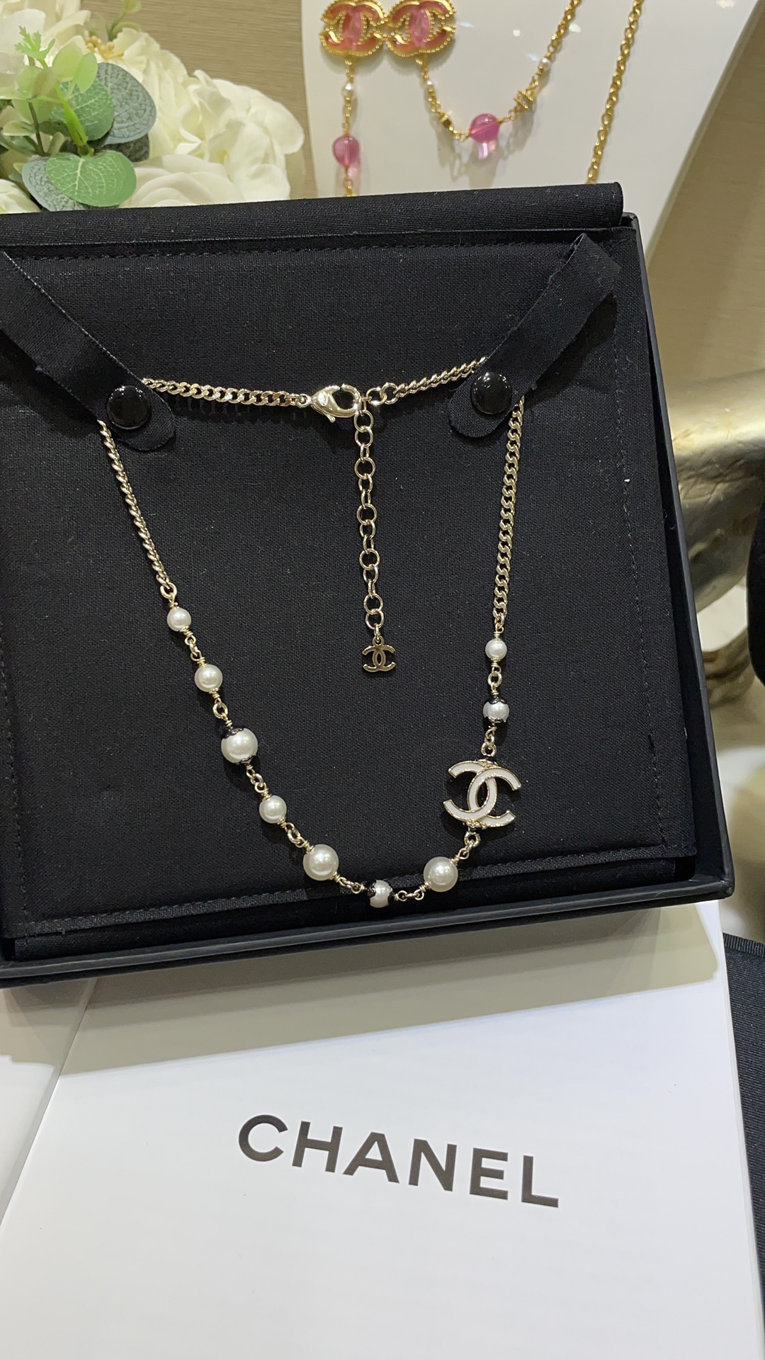 NO:634444,88230, the necklace arrived today. 24B new white enamel double C black lace small pearl necklace choker. White enamel double Cx black lace small pearls. Classic and simple with a bit of special temperament. Add points to the overall outfit. Casual and fashionable feel. Get z consistent brass gold-plated material, necklace, gold plating, Cartier high-end jewelry1986090988230,今日到货项链  24B新款白色珐琅双C黑色花边小珍珠项链choker 白色珐琅双Cx黑色花边小珍珠 经典简单又带点特别的气质 给整体穿搭加分 休闲时髦感get z一致黄铜镀金材质,,necklace,gold plating,卡迪亚高端饰品,Jewelry