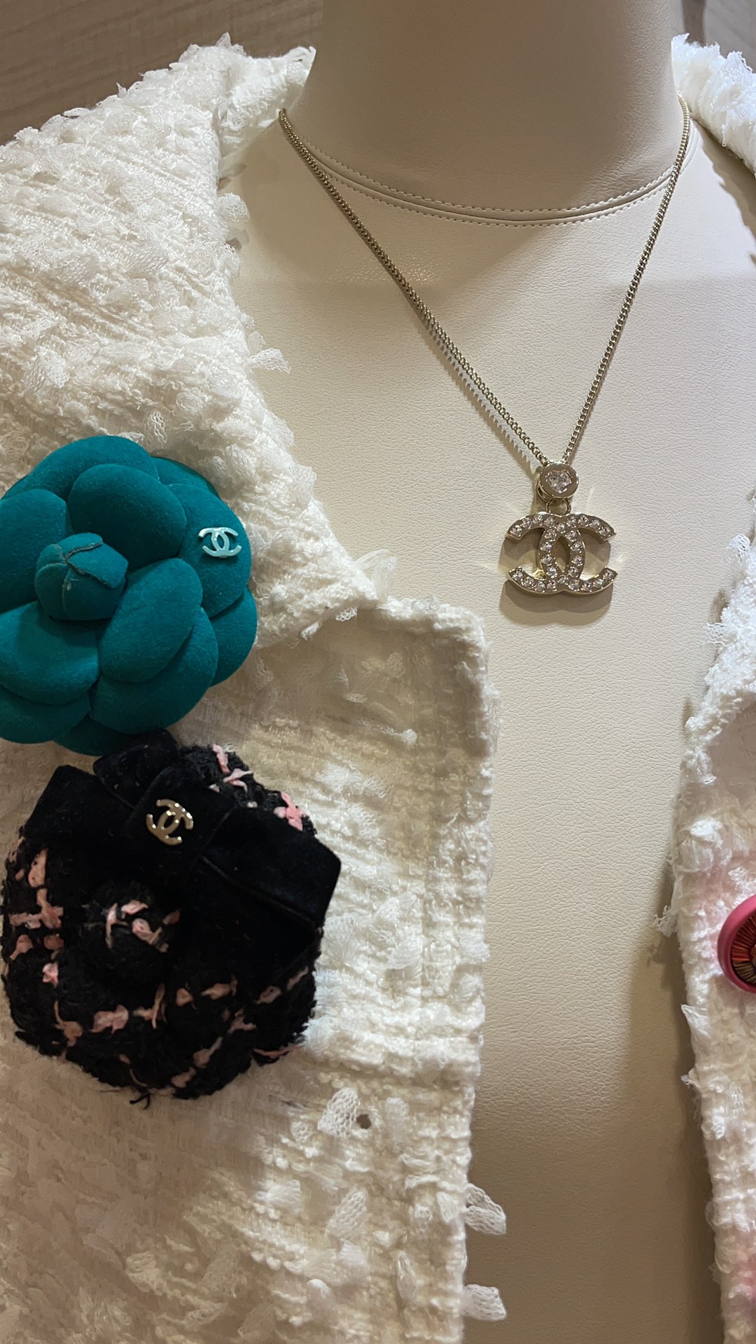 NO:631169,88220, Today’s new product is double-sided with diamonds. 24B new hollow three-dimensional diamond love full diamond double C necklace is light gold. A whole three-dimensional sparkling diamond is inlaid under the hollow love heart. It is very noble and fashionable with the double-sided full diamond double C pendant. It is versatile and practical for daily commuting. Sweet girls and hot girls are all in the same brass material. Double-sided Swarovski diamonds, necklace, Cartier high-end jewelry1986090988220,今日新品双面镶钻  24B新款镂空立体钻爱心满钻双C项链浅金色 镂空爱心下镶嵌着一整颗的立体闪钻 搭配双面满钻双C吊坠很显贵气时髦 日常通勤百搭实用 甜妹辣妹都 z一致黄铜材质 双面施华洛钻,,necklace,卡迪亚高端饰品,Jewelry