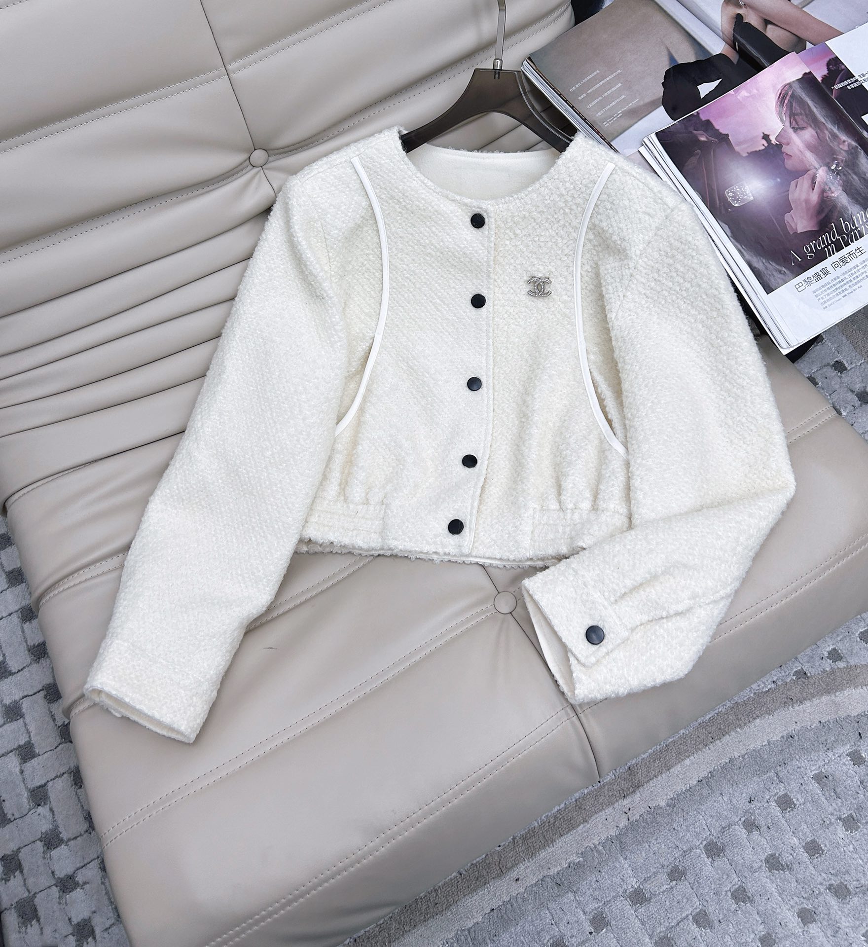 NO:547264,New 25-year customized wool knitted small fragrance jacket, wool fabric illuminates the high-end round neck retro small fragrance jacket throughout autumn and winter, fashionable and exquisite out-of-the-line matching, style is not picky, style is at your disposal, gentle and elegant, a style with a high-end feel, convenient and simple to put on and off, highlighting high-end temperament, rich overall levels, grasp the essence of small fragrance style,, jackets & coats, alexander wang19860909新款25 年定制羊毛编织小香风外套,羊毛面料点亮整个秋冬高级感圆领复古小香外套,时髦精的出街搭配,版型不挑人 风格随你驾驭 温柔优雅 自带高级感的一款 穿脱敲方便简洁 凸显高阶气质 丰富整体层次 拿捏小香风精髓码数,,jackets & coats,alexander wang,Women's clothing