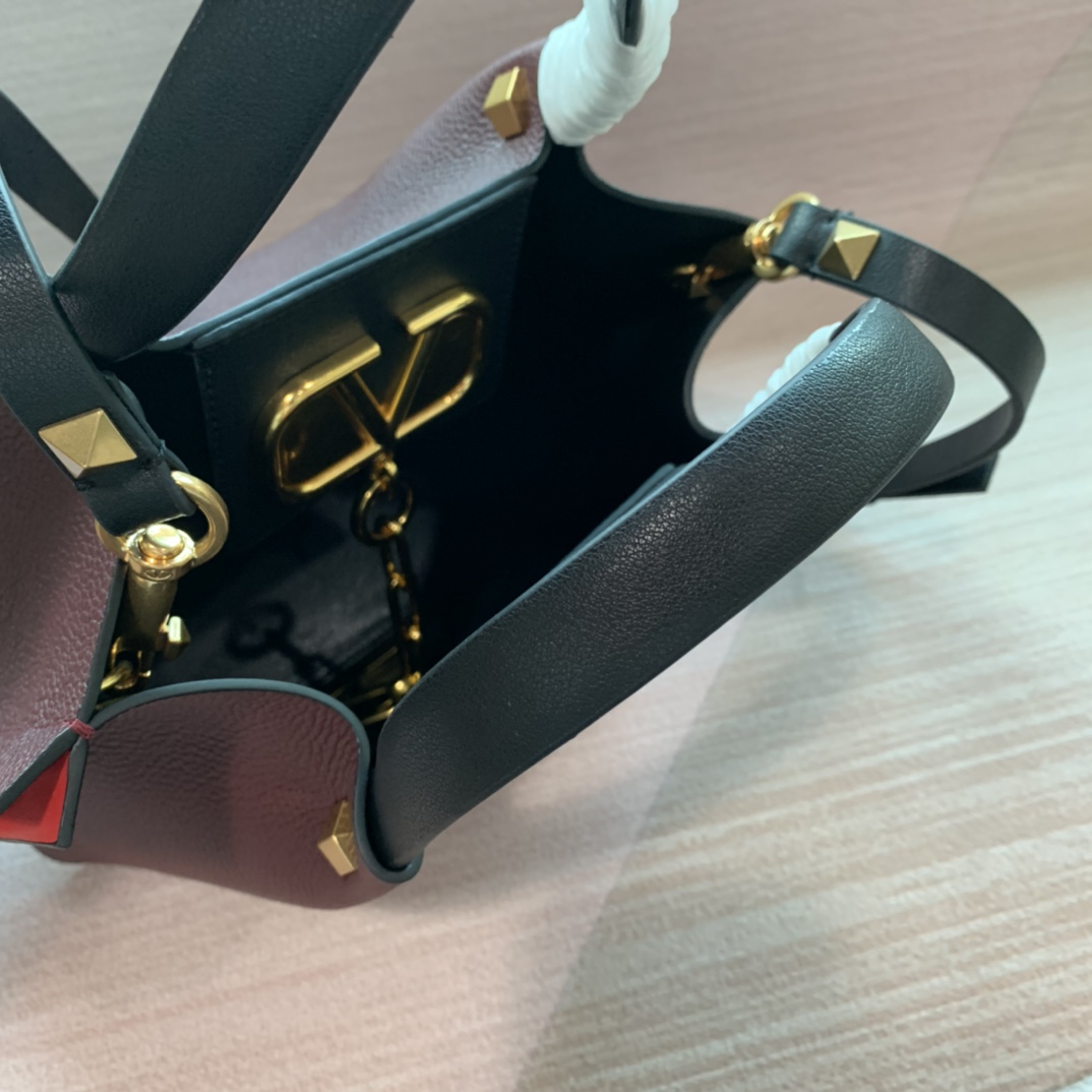 VLOGO Garavani Escape 小牛皮购物袋 8