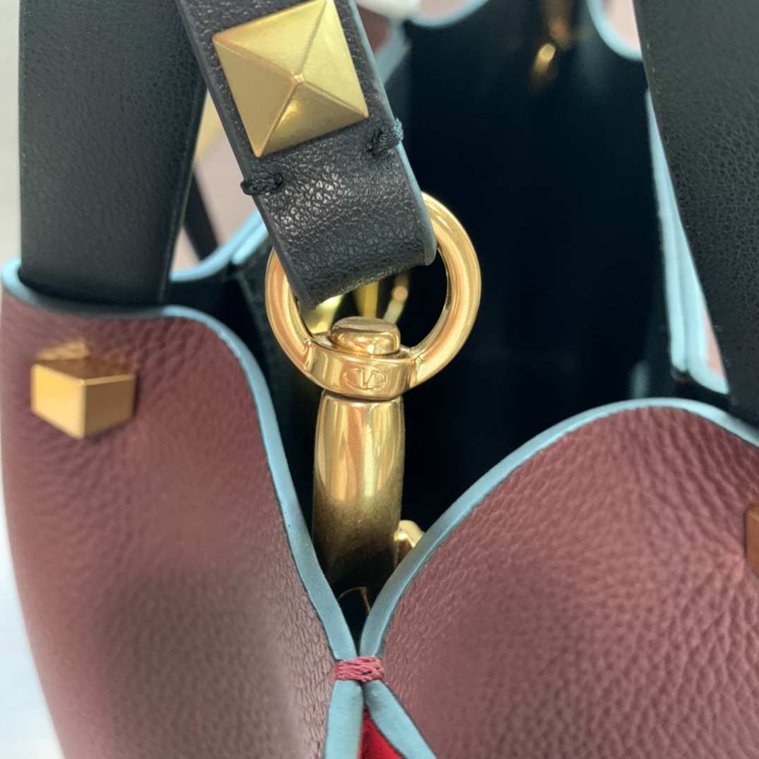 VLOGO Garavani Escape 小牛皮购物袋 7