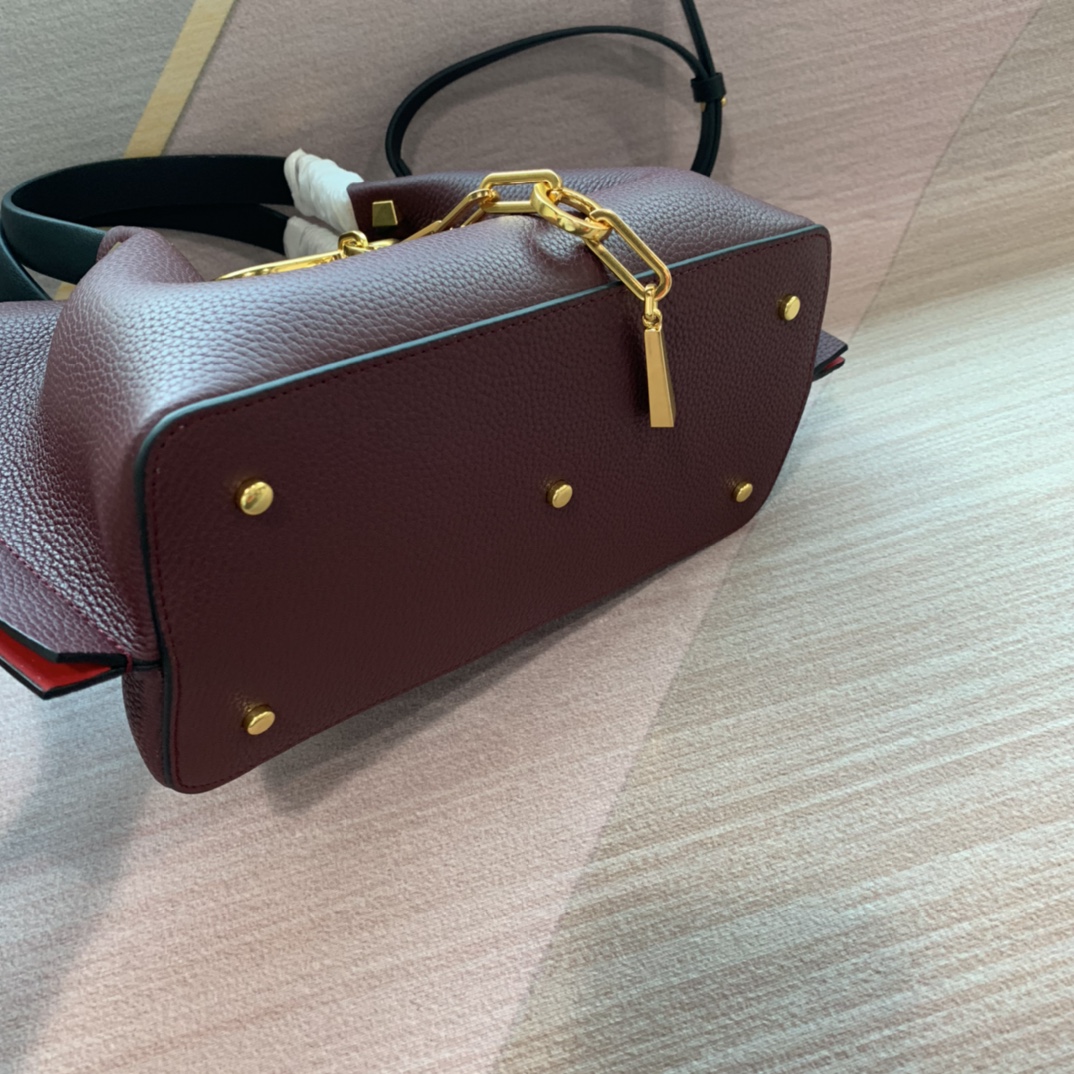 VLOGO Garavani Escape 小牛皮购物袋 4