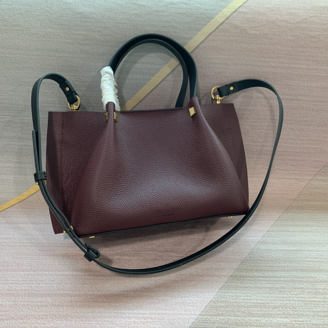 VLOGO Garavani Escape 小牛皮购物袋 5