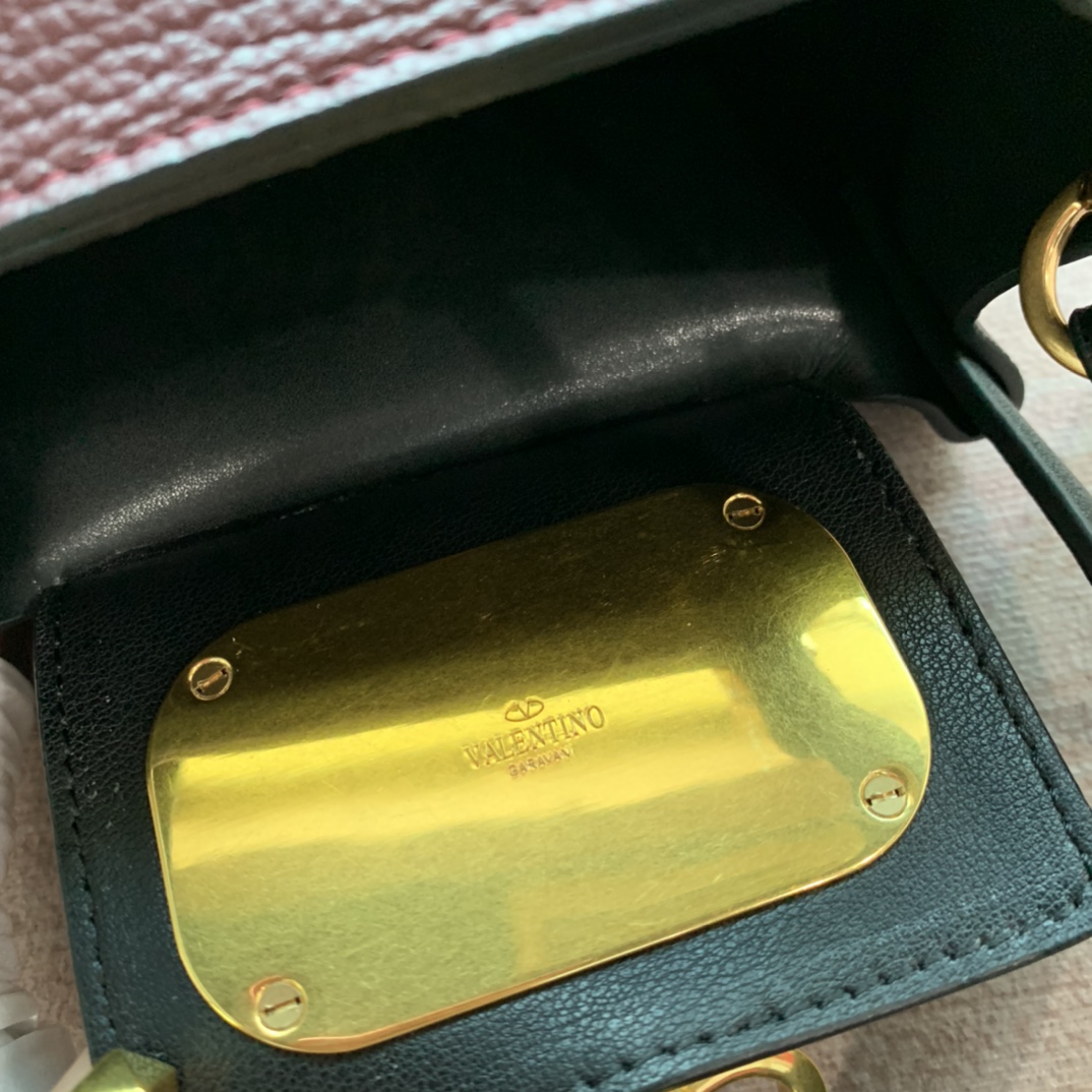 VLOGO Garavani Escape 小牛皮购物袋 9