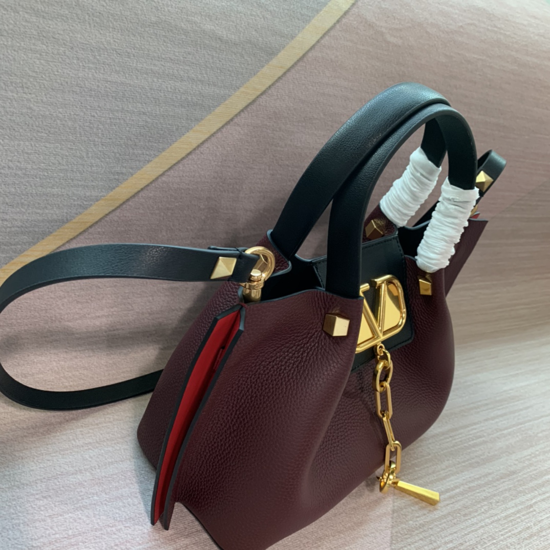 VLOGO Garavani Escape 小牛皮购物袋 3