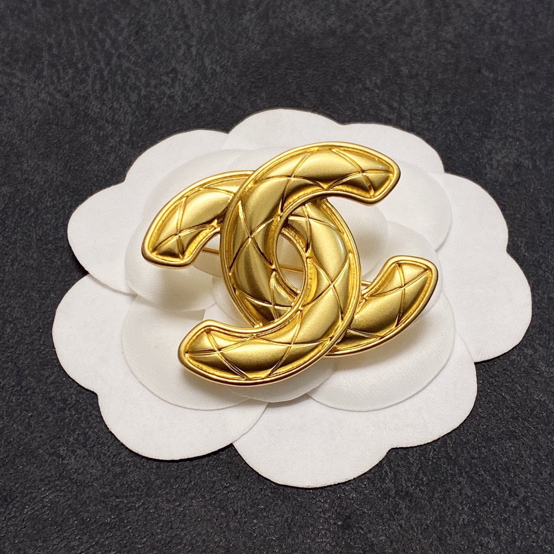NO:105612,CHANEL Xiaoxiang The new antique golden medieval Chanel brooch is the most familiar ornament for women. Women who devote all their efforts to be themselves often cherish the meaning of the brooch more. Ms. Chanel pinned the brooch on the hat and told those fashionable ladies who imitated her [breasts are very practical. They can be pinned on the suit collar, pocket, hat, belt or evening gown. Jewelry boutique, chanel, chanel, business suit, brooch, breastpin, hats19860909CHANEL小香 专柜新款古金色中古款香奈儿胸针,是最懂女人的饰物.那些倾注了全部心血去做自己的女人,往往更珍惜胸针的意义.香奈儿女士把胸针别在帽子上,并告诉那些模仿她的时髦女士们[胸针可是非常实用,它可以别在西装领上、口袋上、帽子上、腰带上或者是晚礼服上,饰品精品,chanel,chanel,business suit,brooch，breastpin,hats,Jewelry