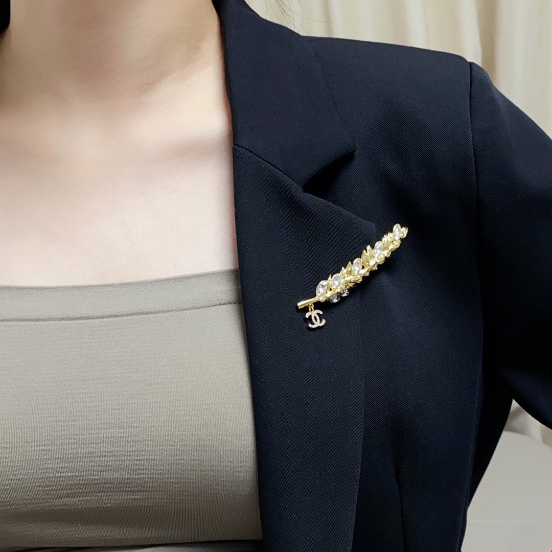 NO:105614,CHANEL Xiaoxiang The new style of the counter synchronous wheat ears inlaid with diamonds Chanel brooch is the most familiar with women. Women who devote all their efforts to be themselves often cherish the meaning of the brooch more. Ms. Chanel pinned the brooch on the hat and told those fashionable ladies who imitated her [breasts are very practical, they can be pinned on the suit collar, pocket, hat, belt or evening dress, jewelry boutique, chanel, chanel, business suit, brooch, breastpin, hats19860909CHANEL小香 专柜新款同步麦穗镶钻香奈儿胸针,是最懂女人的饰物.那些倾注了全部心血去做自己的女人,往往更珍惜胸针的意义.香奈儿女士把胸针别在帽子上,并告诉那些模仿她的时髦女士们[胸针可是非常实用,它可以别在西装领上、口袋上、帽子上、腰带上或者是晚礼服上,饰品精品,chanel,chanel,business suit,brooch，breastpin,hats,Jewelry