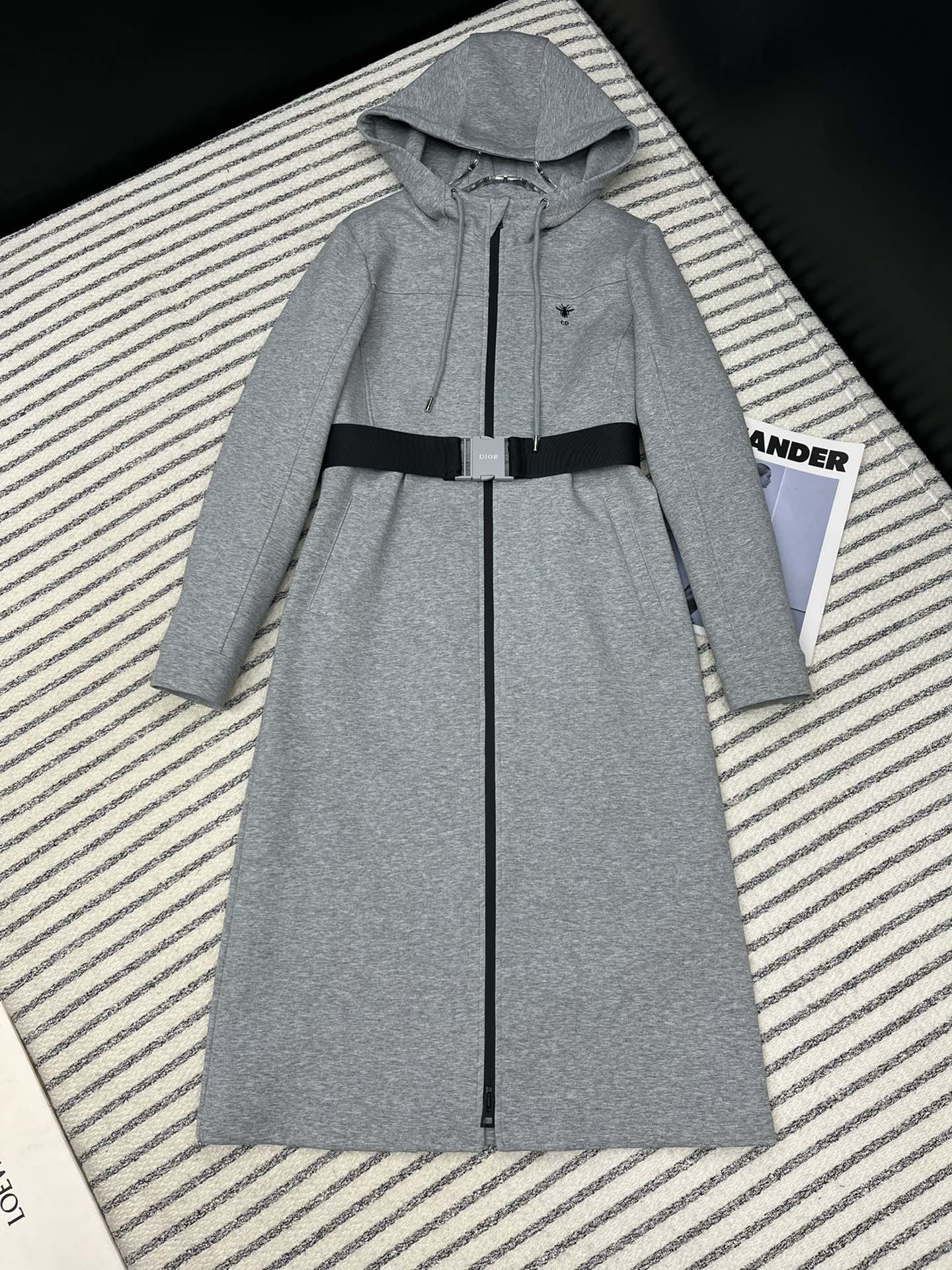 NO:327326,Dio*24 autumn and winter new style embroidered logo bee decorative hooded long dress, both feminine and young, and elegant and intellectual as a dress. Perfectly combined design, matched with a metal belt, waist-hugging, waist-hugging, slimming and lengthening the body proportions, fluffy and light, no pressure-free, can be worn as a base skirt. Three-color SML,,dior,hoodie, sweatshirts, skirts,hats,alexander wang19860909Dio*24秋冬新款 刺绣logo蜜蜂装饰连帽长款连衣裙 既有卫衣小资与年轻态 又有连衣裙的优雅知性 完美结合设计 搭配金属腰带收腰 收腰显瘦又能拉长身材比例 蓬松轻盈 毫无压力感 可以当打底裙穿 三色SML,,dior,hoodie,sweatshirts,skirts,hats,alexander wang,Women's clothing