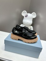 【PRADA】Prada thick-soled retro Martin boots, leather shoes, fashionable thick-soled casual motorcycle Martin boots, unique taste, everyone loves it and can easily control it‼ ️It is popular every year. There is also a versatile and classic shoe last, which is enough to conquer you. Wear it to increase your height and be casual at the same time. It is simple and handsome on your feet👍The fabric is imported waxed calfskin➕The inner foot pad is dyed sheepskin🐂Soft and delicate, Comfortable foot feel, TPU rubber mold non-slip lightweight outsole original packaging outsole height 3.5CM standard code number: 35-40 1 【PRADA】Prada thick-soled retro Martin boots, leather shoes, fashionable thick-soled casual motorcycle Martin boots, unique taste, everyone loves it and can easily control it‼ ️It is popular every year. There is also a versatile and classic shoe last, which is enough to conquer you. Wear it to increase your height and be casual at the same time. It is simple and handsome on your feet👍The fabric is imported waxed calfskin➕The inner foot pad is dyed sheepskin🐂Soft and delicate, Comfortable foot feel, TPU rubber mold non-slip lightweight outsole original packaging outsole height 3.5CM standard code number: 35-40