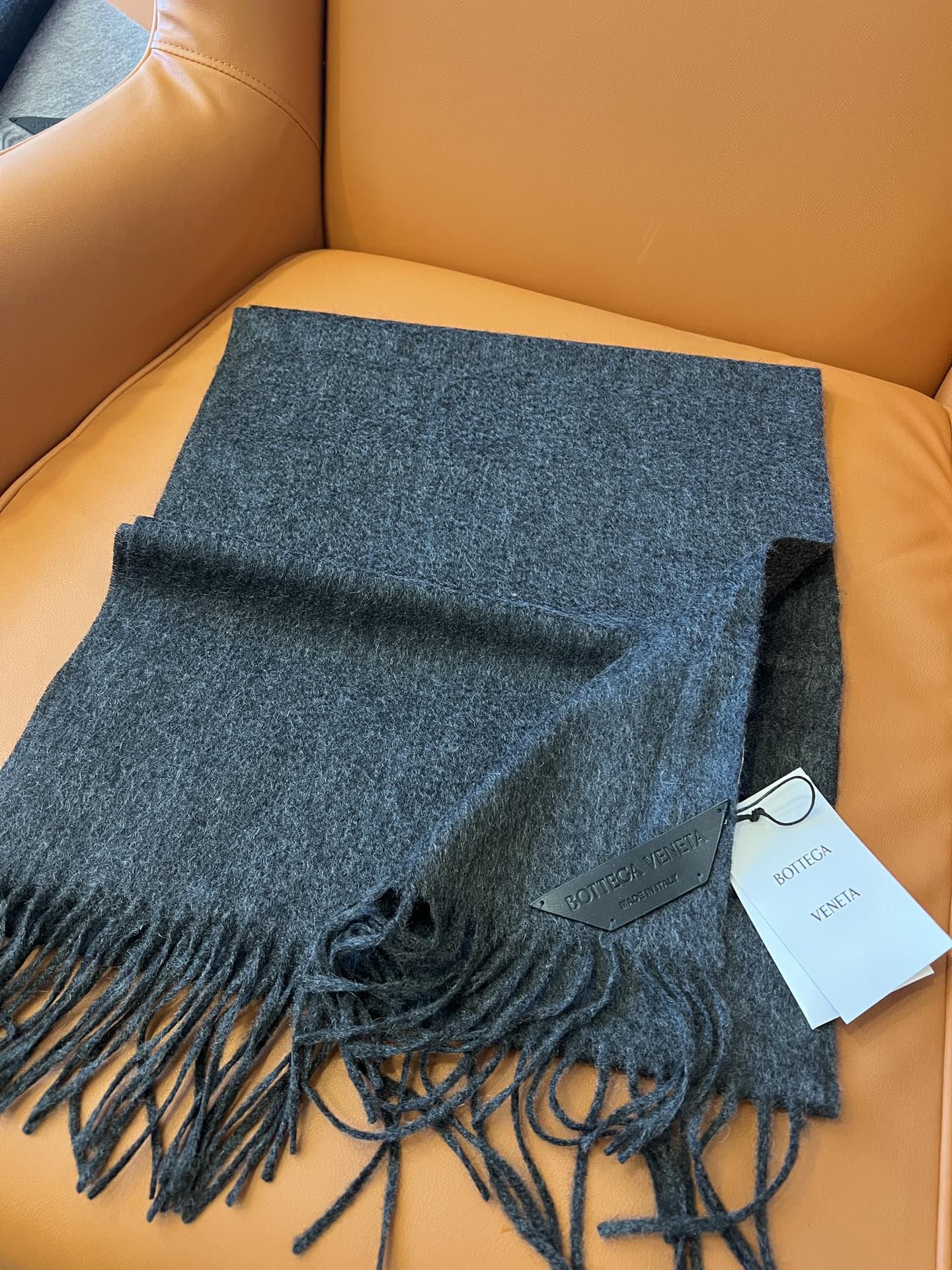 P4SZDYYQ00SBDYEY.\nBOTTEGAVENETA Top Sattays Scarf Counter BWDzyb0 Die Family 2024 Autumn and Winter Main Models decorated with leather Label. This is extremely luxurious. It is worthy of the highest -grade scarf gifts. The low -key luxury of the plain color. It can be paired with .35xzddllcm\n