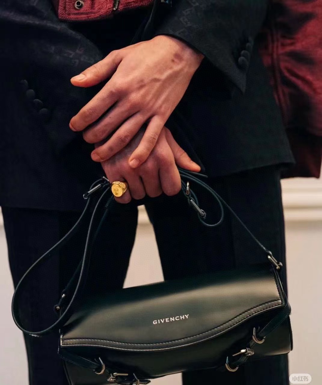 Upper body referenceNew productGivenchy GIVENCHY Voyou cylinder bag (original leather)