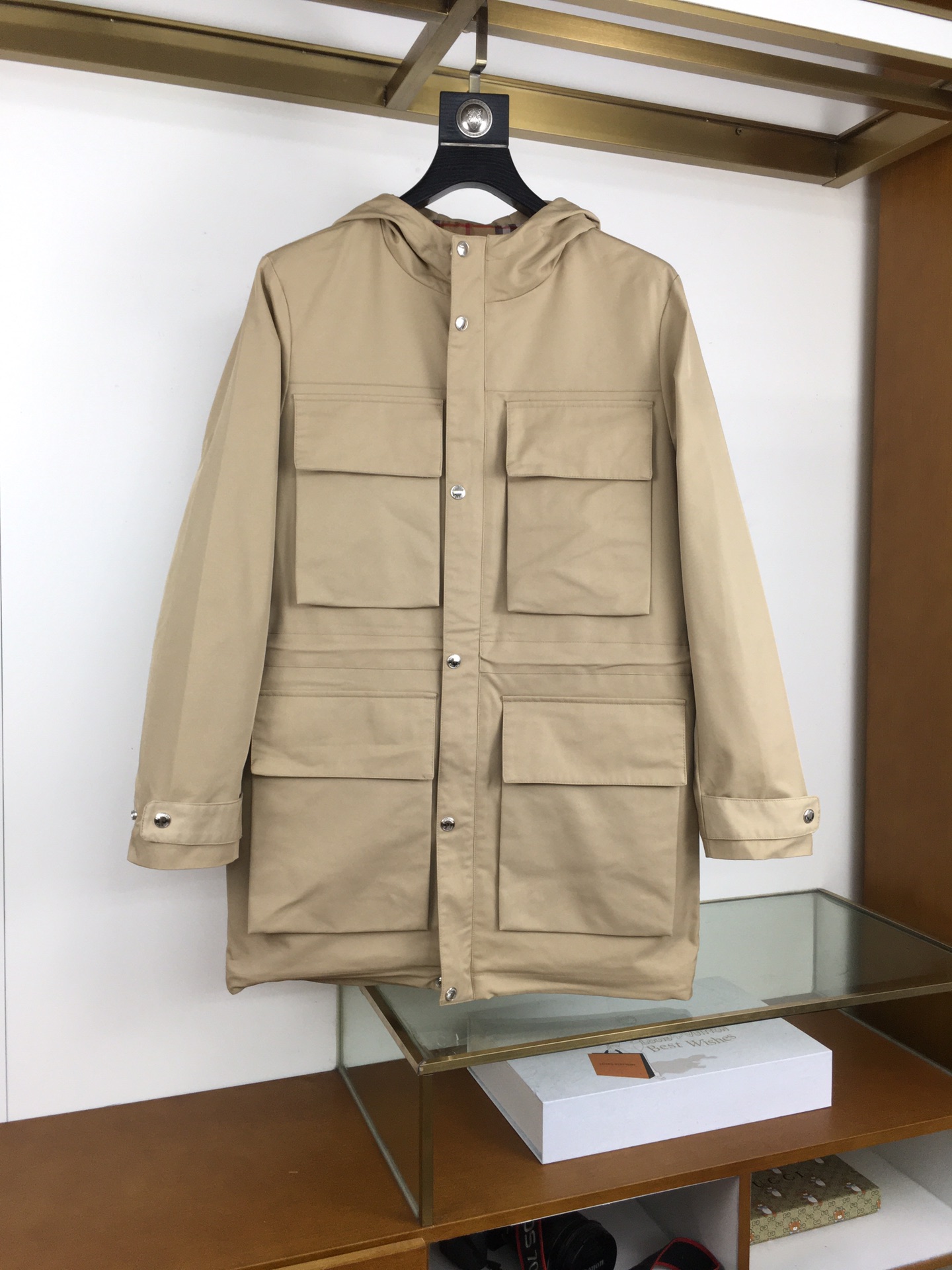 NO:613433,New jacket 'Burebr...y'. Mid-length hooded windbreaker, 2025 early autumn new model on the market, original order, fashionable jacket and windbreaker coat made of imported Italian fabrics. European counters are synchronized, the upper body is more casual and generous, and the counter's original hardware is a new luxury high-end customized accessory!  Luxurious brand-specific logo embellishment design, the highest quality shipments in the market, original accessories, the ultimate in luxury!  Soft and comfortable. The upper body is very handsome!  Suitable for any scene!  Size M-XXXL (178 140 catties L, maximum wear 190 catties),,burberry,jackets & coats,jackets & coats,hats,alexander wang19860909新品夹克 《Burebr...y》.中长款连帽风衣 2025早秋新款上市 原单狠货 意大利进口面料时尚夹克风衣外套.欧洲专柜同步,上身更随意大方,专柜原版五金奢华高档定制配饰新作！奢华品牌特质logo点缀设计,市场最高品质出货、原版辅料,奢华极致！柔软舒适.上身爆帅！适合任意场景！ 尺码M-XXXL（178 140斤L 最大穿190斤）,,burberry,jackets & coats,jackets & coats,hats,alexander wang,Men's clothing