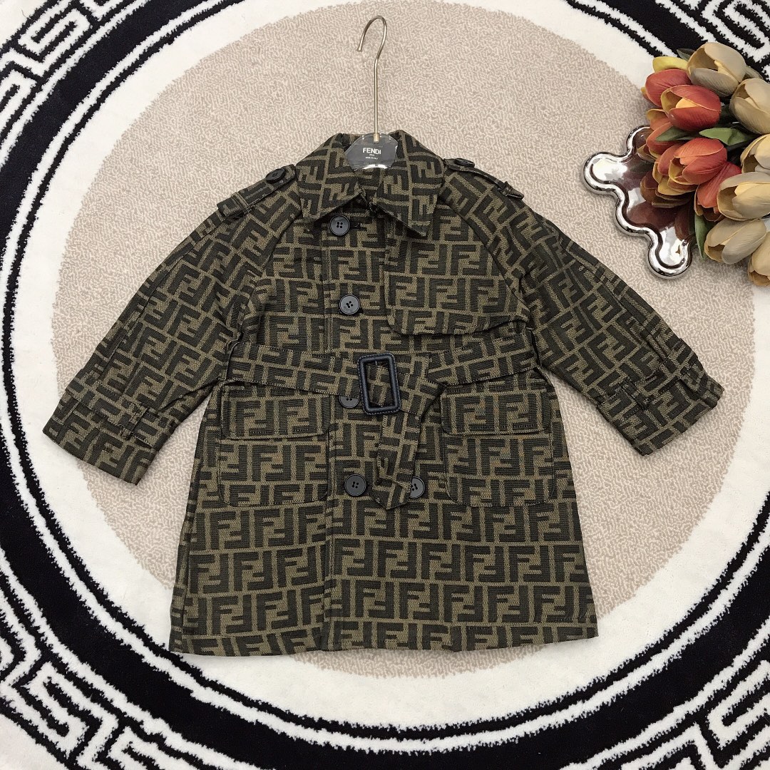 NO:209557,Size 130/1 140/1 150/1 FEND* Original single windbreaker jacket, same style for men and women, eye-catching and fashionable, comprehensive jacquard pattern three-dimensional logo pattern elements, the highest version of the entire network, the small lapel design is quite wide and stylish, with a small belt waist-hugging design, full of temperament and high-end feel, exclusive custom soft denim exquisite original single fabric, high-quality, simple and generous style, the upper body is very good, the style is excellent, special price, fendi, jackets & coats,19860909尺码130/1 140/1 150/1 FEND* 原单风衣外套 男女宝宝同款～抢眼时尚全面提花纹立体logo图案元素 全网最高版本 小翻领设计版型挺阔有型 附带小腰带收腰设计 气质高级感十足,独家定制软牛仔精致原单布料打造 高版本质量 简单大方款式 上身非常好看 版型超赞,特价款,fendi,jackets & coats,,Children's