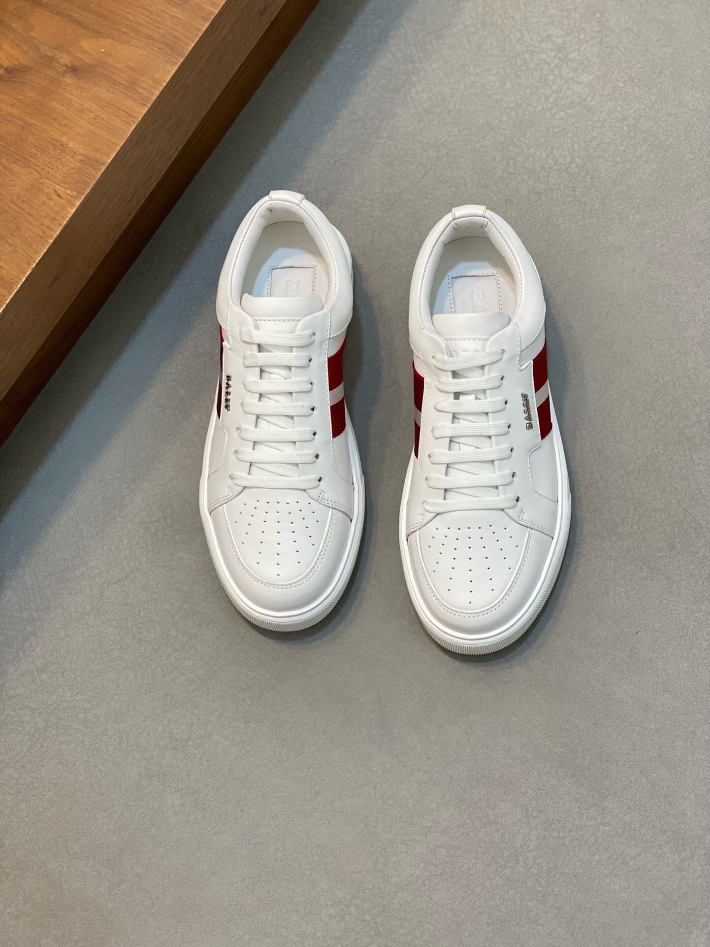 NO:217287,Brand B A L L Y original color matching Size 39-44 Custom made 38.45 Price Material Bally new men's classic casual shoes Simple atmospheric and super high-quality style Select top layer cowhide with fabric and luxurious cowhide inner smooth lines light and comfortable original wear-resistant ultra-light sole, Bally casual shoes, ballly, cowhide19860909品牌B A L L Y 颜色原版配色 码数39-44定做38.45 价格 材质巴利新款男士 经典休闲鞋简约大气超高逼格选用头层牛皮搭配面料搭配奢华牛皮内里流畅线条轻便舒适原版 耐磨超轻大底,巴利 休闲鞋,bally,cowhide,Men's shoes