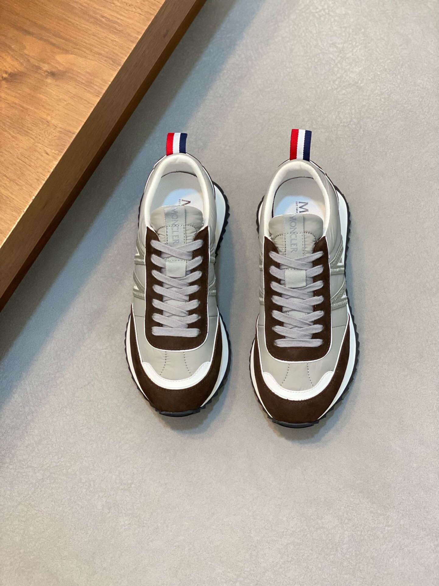 NO:217860,Brand MONCLER Color original color matching Size 39-44 Custom made 38.45 Price Material masked new casual white shoes Official website synchronization Upper imported cowhide stitching and splicing design, shoe tongue inlaid with iconic brand round rubber label, iconic three-stripe details, cowhide inner splicing mesh, original molded cowhide latex pad, foot bottom air compressed brand logo, original molded flat rubber foam light sole. Details can reach more than 98, cover-up casual shoes, christian louboutin, Moncler, cowhide19860909品牌MONCLER 颜色原版配色 码数39-44定做38.45 价格 材质蒙口新品休闲小白鞋 官网同步 鞋面意大利进口牛皮缝合拼接设计、鞋舌镶嵌标志性品牌圆胶标、标志性三条纹细节、牛皮内里拼接网布、原版开模牛皮乳胶垫、垫脚底部空压品牌标志LOGO、原版开模平底橡胶发泡轻底.细节与原版可达98以上相似、,蒙口 休闲鞋,christian louboutin,Moncler,cowhide,Men's shoes