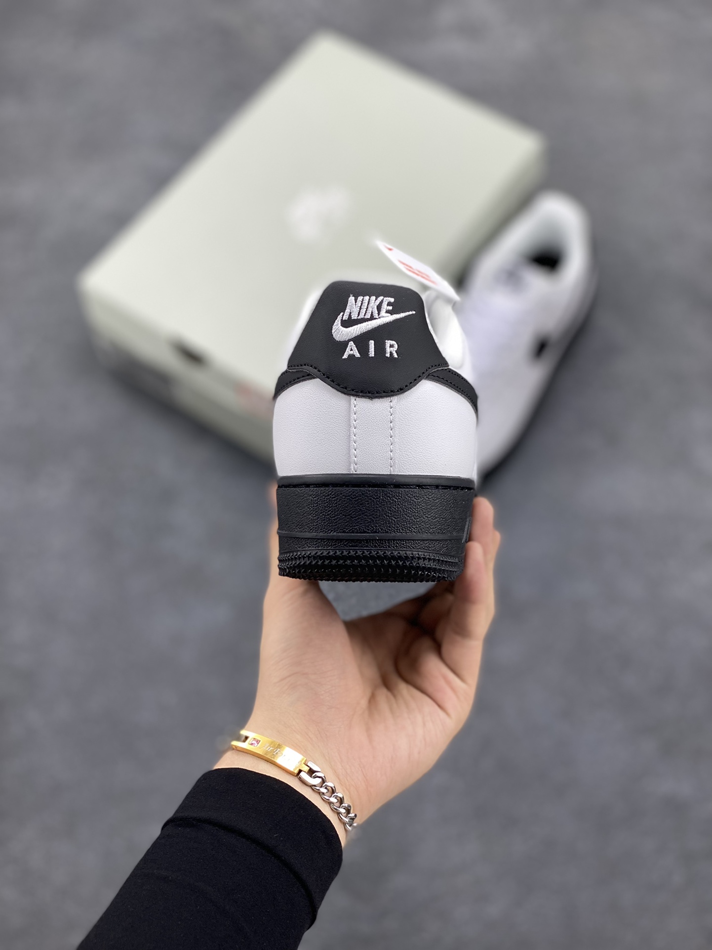 图片[4]-Nike Air Force 1 Low University Black “大学黑白” 潮流百搭休闲运动板鞋 柔软 弹性十足的缓震性能和出色的中底设计 而 Nike Air 科技也早已成为保持盛名的强劲后盾 横跨复古与现代的外型结合 Swoosh 以及后跟标志全部采用黑色进行装饰 在鞋底方面同样选择黑色呈现 完善整双鞋的设计 货号：CK7663-101 尺码：36 37.5 38 39 40 41 42 43 44 45-选品中心