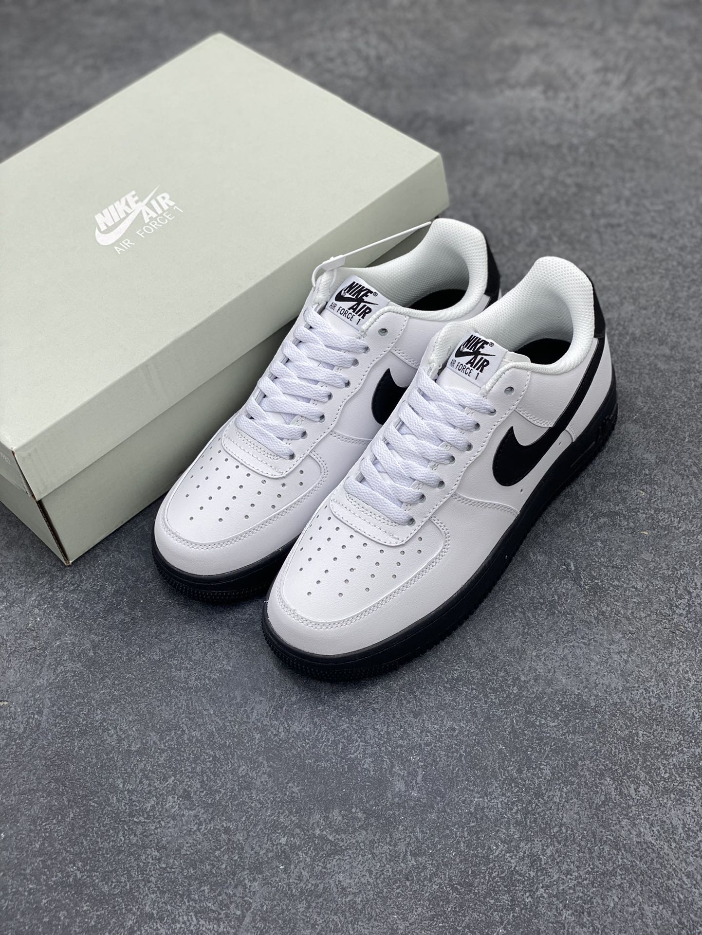 图片[8]-Nike Air Force 1 Low University Black “大学黑白” 潮流百搭休闲运动板鞋 柔软 弹性十足的缓震性能和出色的中底设计 而 Nike Air 科技也早已成为保持盛名的强劲后盾 横跨复古与现代的外型结合 Swoosh 以及后跟标志全部采用黑色进行装饰 在鞋底方面同样选择黑色呈现 完善整双鞋的设计 货号：CK7663-101 尺码：36 37.5 38 39 40 41 42 43 44 45-选品中心