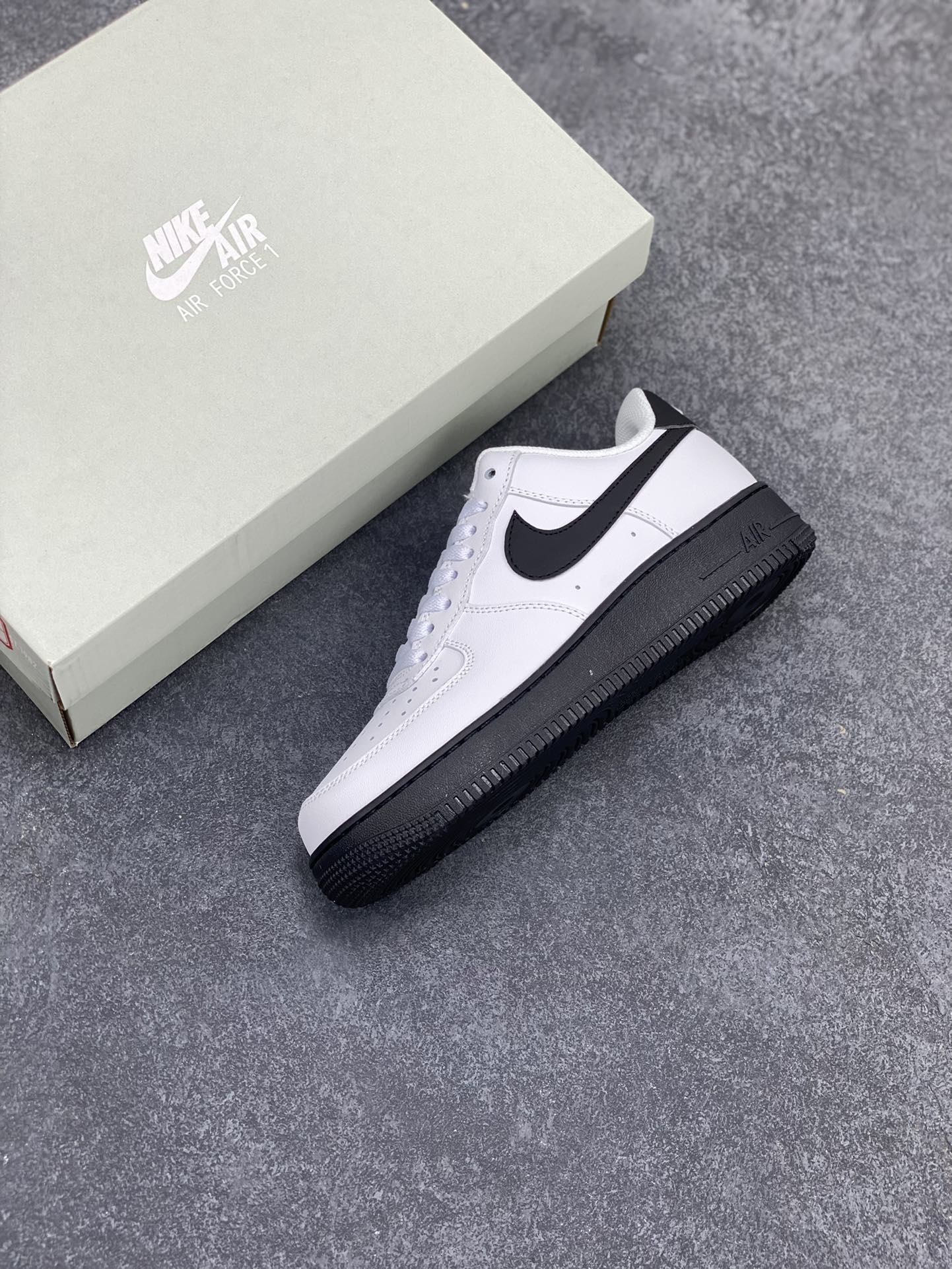 图片[7]-Nike Air Force 1 Low University Black “大学黑白” 潮流百搭休闲运动板鞋 柔软 弹性十足的缓震性能和出色的中底设计 而 Nike Air 科技也早已成为保持盛名的强劲后盾 横跨复古与现代的外型结合 Swoosh 以及后跟标志全部采用黑色进行装饰 在鞋底方面同样选择黑色呈现 完善整双鞋的设计 货号：CK7663-101 尺码：36 37.5 38 39 40 41 42 43 44 45-选品中心