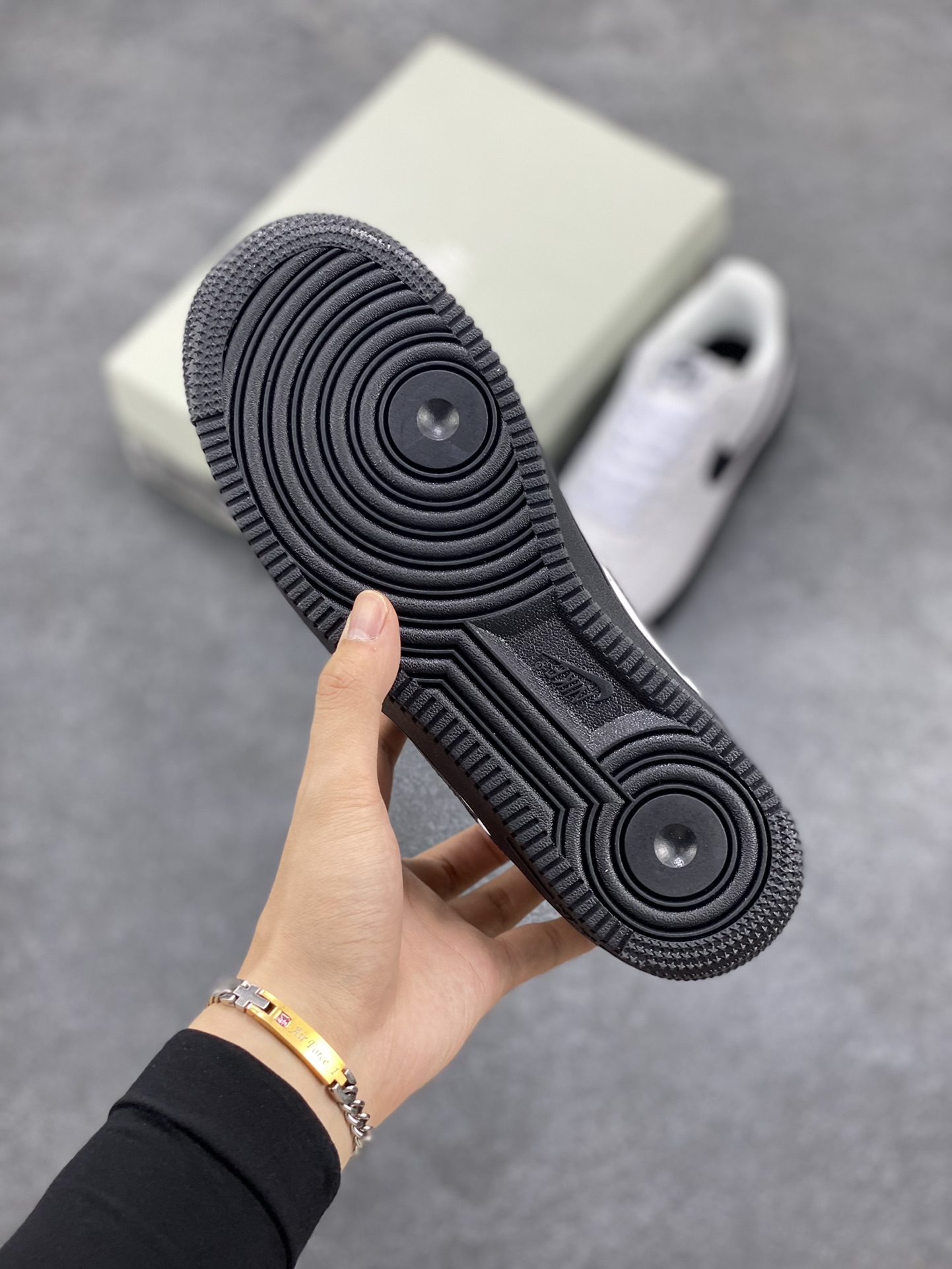 图片[5]-Nike Air Force 1 Low University Black “大学黑白” 潮流百搭休闲运动板鞋 柔软 弹性十足的缓震性能和出色的中底设计 而 Nike Air 科技也早已成为保持盛名的强劲后盾 横跨复古与现代的外型结合 Swoosh 以及后跟标志全部采用黑色进行装饰 在鞋底方面同样选择黑色呈现 完善整双鞋的设计 货号：CK7663-101 尺码：36 37.5 38 39 40 41 42 43 44 45-选品中心