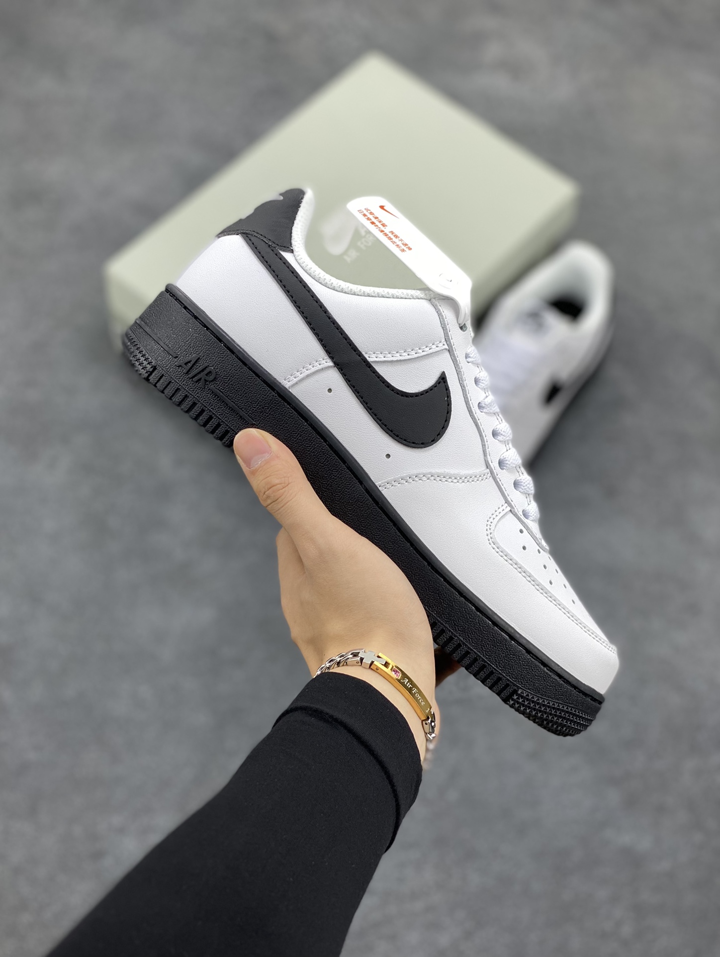 Nike Air Force 1 Low University Black “大学黑白” 潮流百搭休闲运动板鞋 柔软 弹性十足的缓震性能和出色的中底设计 而 Nike Air 科技也早已成为保持盛名的强劲后盾 横跨复古与现代的外型结合 Swoosh 以及后跟标志全部采用黑色进行装饰 在鞋底方面同样选择黑色呈现 完善整双鞋的设计 货号：CK7663-101 尺码：36 37.5 38 39 40 41 42 43 44 45-选品中心