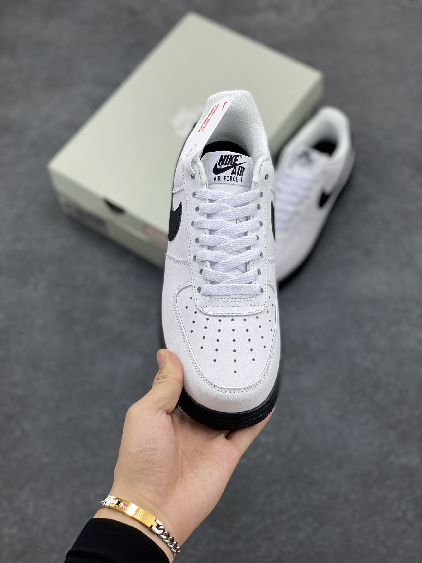 图片[2]-Nike Air Force 1 Low University Black “大学黑白” 潮流百搭休闲运动板鞋 柔软 弹性十足的缓震性能和出色的中底设计 而 Nike Air 科技也早已成为保持盛名的强劲后盾 横跨复古与现代的外型结合 Swoosh 以及后跟标志全部采用黑色进行装饰 在鞋底方面同样选择黑色呈现 完善整双鞋的设计 货号：CK7663-101 尺码：36 37.5 38 39 40 41 42 43 44 45-选品中心