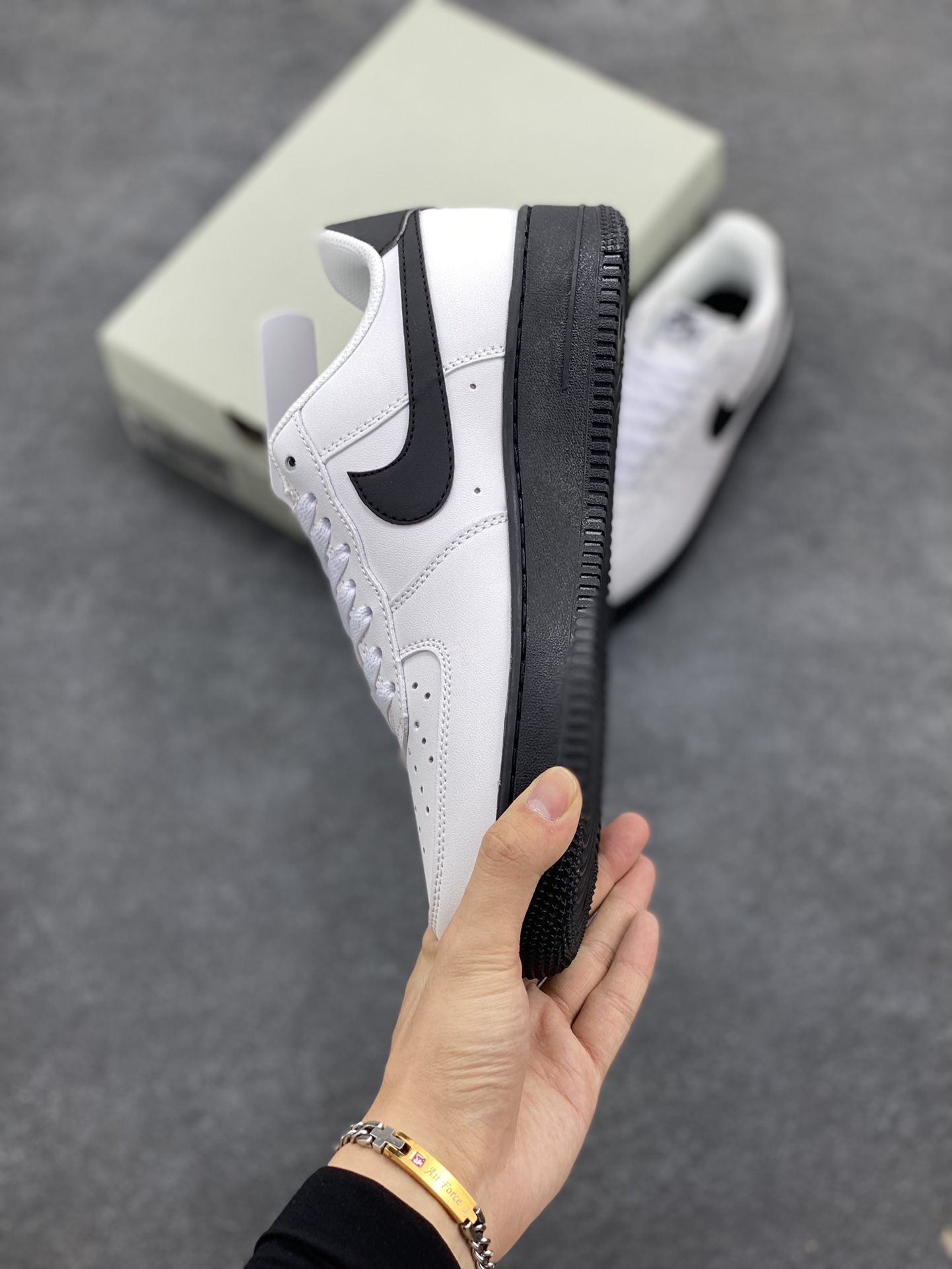 图片[3]-Nike Air Force 1 Low University Black “大学黑白” 潮流百搭休闲运动板鞋 柔软 弹性十足的缓震性能和出色的中底设计 而 Nike Air 科技也早已成为保持盛名的强劲后盾 横跨复古与现代的外型结合 Swoosh 以及后跟标志全部采用黑色进行装饰 在鞋底方面同样选择黑色呈现 完善整双鞋的设计 货号：CK7663-101 尺码：36 37.5 38 39 40 41 42 43 44 45-选品中心