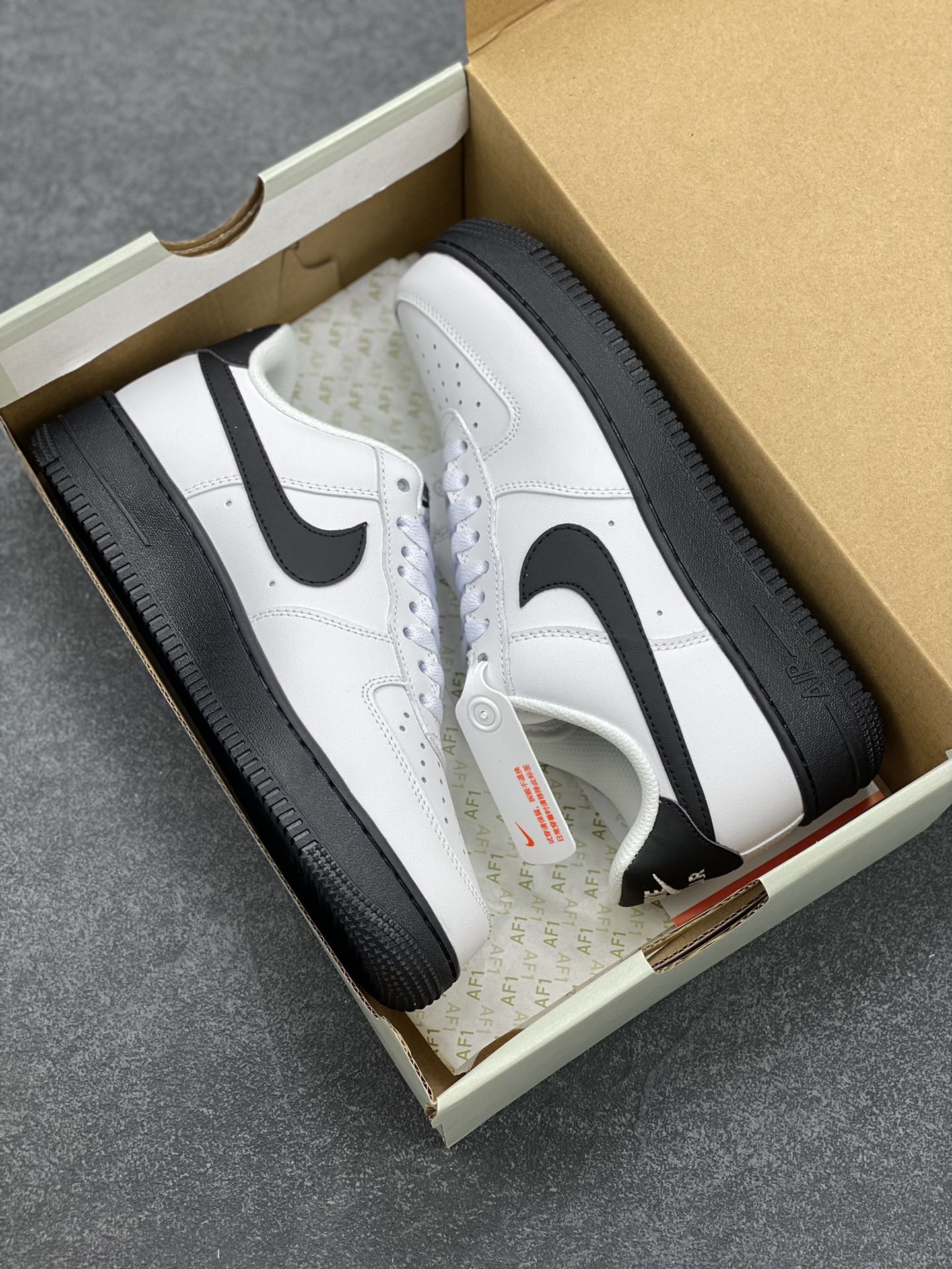 图片[9]-Nike Air Force 1 Low University Black “大学黑白” 潮流百搭休闲运动板鞋 柔软 弹性十足的缓震性能和出色的中底设计 而 Nike Air 科技也早已成为保持盛名的强劲后盾 横跨复古与现代的外型结合 Swoosh 以及后跟标志全部采用黑色进行装饰 在鞋底方面同样选择黑色呈现 完善整双鞋的设计 货号：CK7663-101 尺码：36 37.5 38 39 40 41 42 43 44 45-选品中心