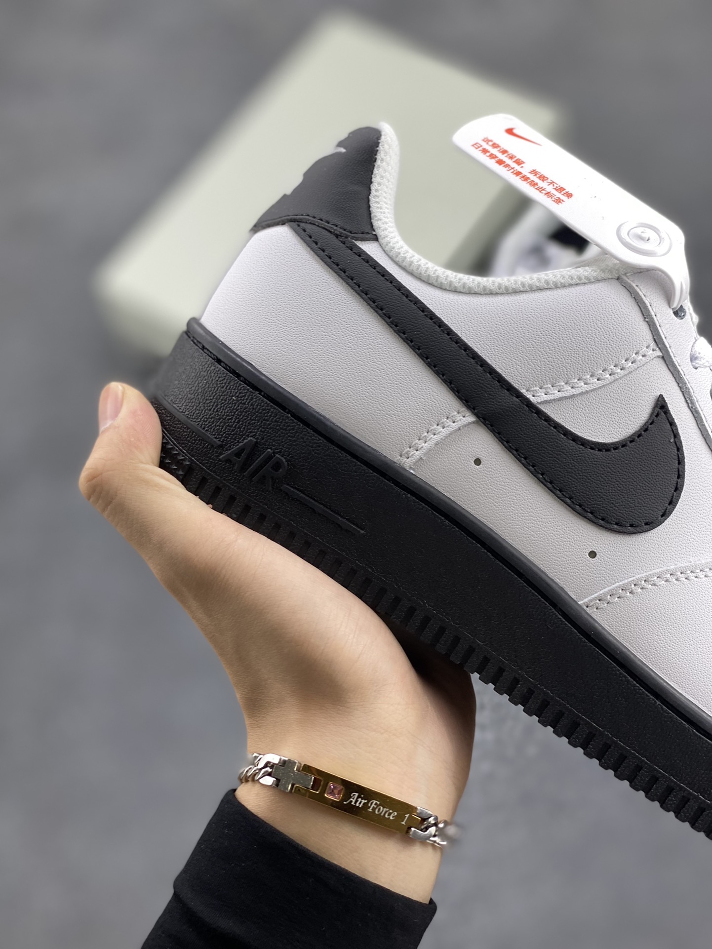 图片[6]-Nike Air Force 1 Low University Black “大学黑白” 潮流百搭休闲运动板鞋 柔软 弹性十足的缓震性能和出色的中底设计 而 Nike Air 科技也早已成为保持盛名的强劲后盾 横跨复古与现代的外型结合 Swoosh 以及后跟标志全部采用黑色进行装饰 在鞋底方面同样选择黑色呈现 完善整双鞋的设计 货号：CK7663-101 尺码：36 37.5 38 39 40 41 42 43 44 45-选品中心
