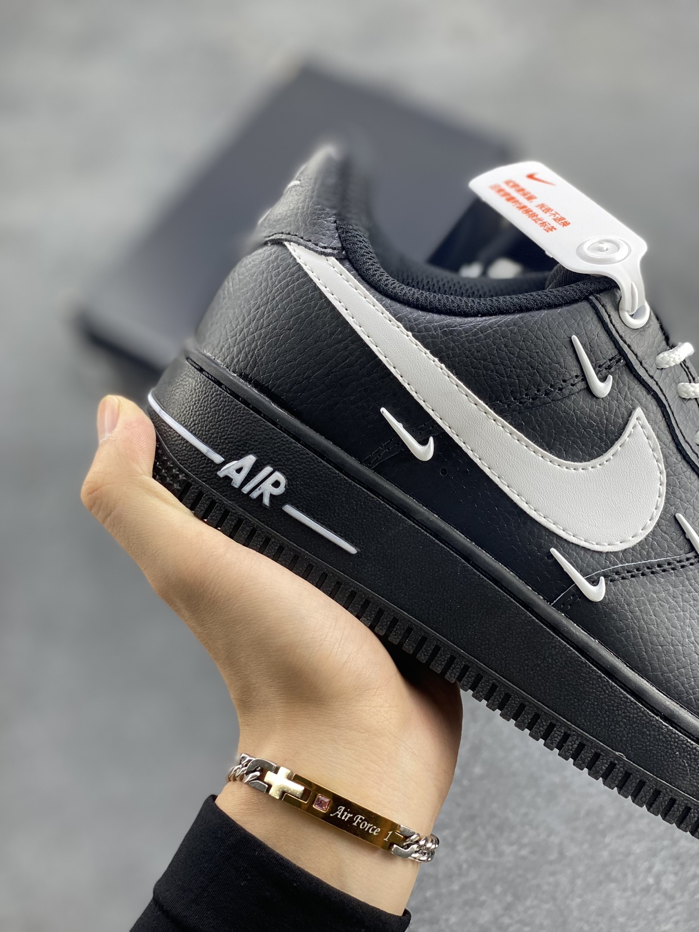 图片[6]-Nike Air Force 1 ’07 Low 空军一号低帮百搭休闲运动板鞋。柔软、弹性十足的缓震性能和出色的中底设计，横跨复古与现代的外型结合，造就出风靡全球三十多年的Force 1，直到今天还深受青睐 货号：HQ1180-001 尺码：36 36.5 37.5 38 38.5 39 40 40.5 41 42 42.5 43 44 44.5 45-选品中心