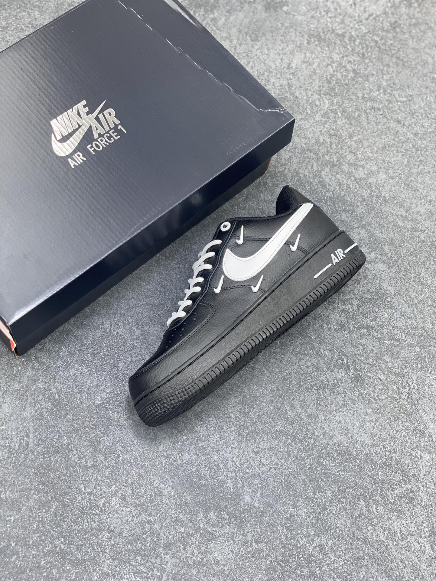 图片[7]-Nike Air Force 1 ’07 Low 空军一号低帮百搭休闲运动板鞋。柔软、弹性十足的缓震性能和出色的中底设计，横跨复古与现代的外型结合，造就出风靡全球三十多年的Force 1，直到今天还深受青睐 货号：HQ1180-001 尺码：36 36.5 37.5 38 38.5 39 40 40.5 41 42 42.5 43 44 44.5 45-选品中心