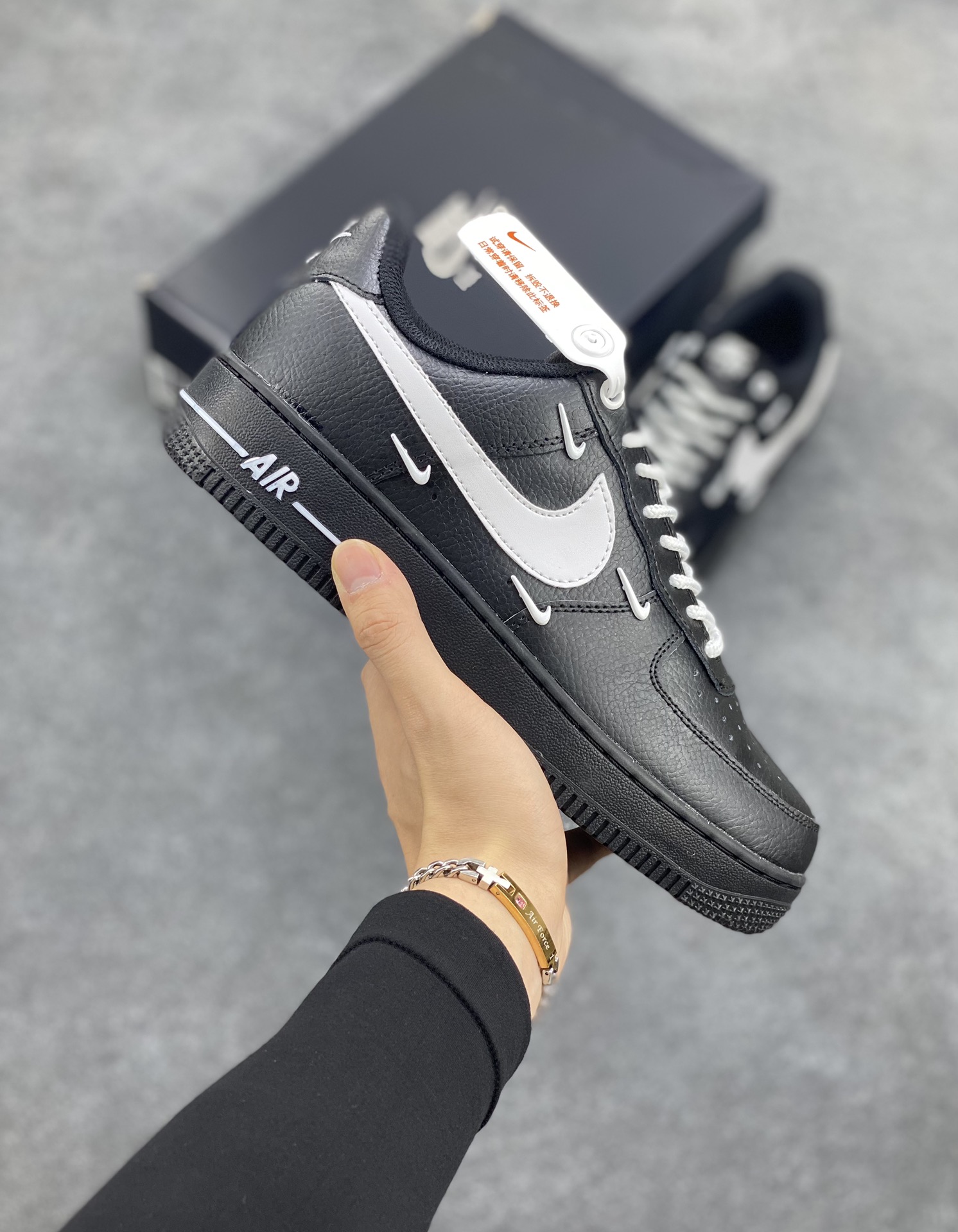 Nike Air Force 1 ’07 Low 空军一号低帮百搭休闲运动板鞋。柔软、弹性十足的缓震性能和出色的中底设计，横跨复古与现代的外型结合，造就出风靡全球三十多年的Force 1，直到今天还深受青睐 货号：HQ1180-001 尺码：36 36.5 37.5 38 38.5 39 40 40.5 41 42 42.5 43 44 44.5 45-选品中心