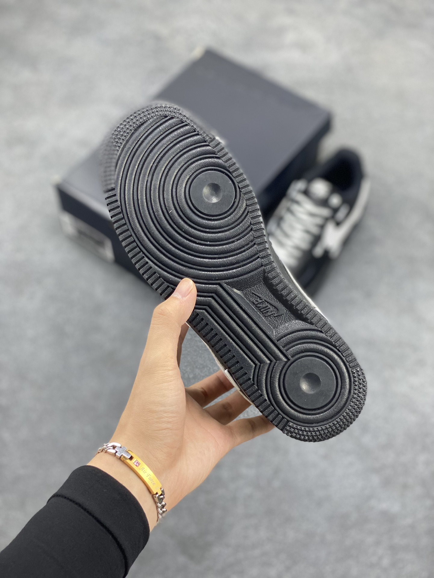 图片[5]-Nike Air Force 1 ’07 Low 空军一号低帮百搭休闲运动板鞋。柔软、弹性十足的缓震性能和出色的中底设计，横跨复古与现代的外型结合，造就出风靡全球三十多年的Force 1，直到今天还深受青睐 货号：HQ1180-001 尺码：36 36.5 37.5 38 38.5 39 40 40.5 41 42 42.5 43 44 44.5 45-选品中心