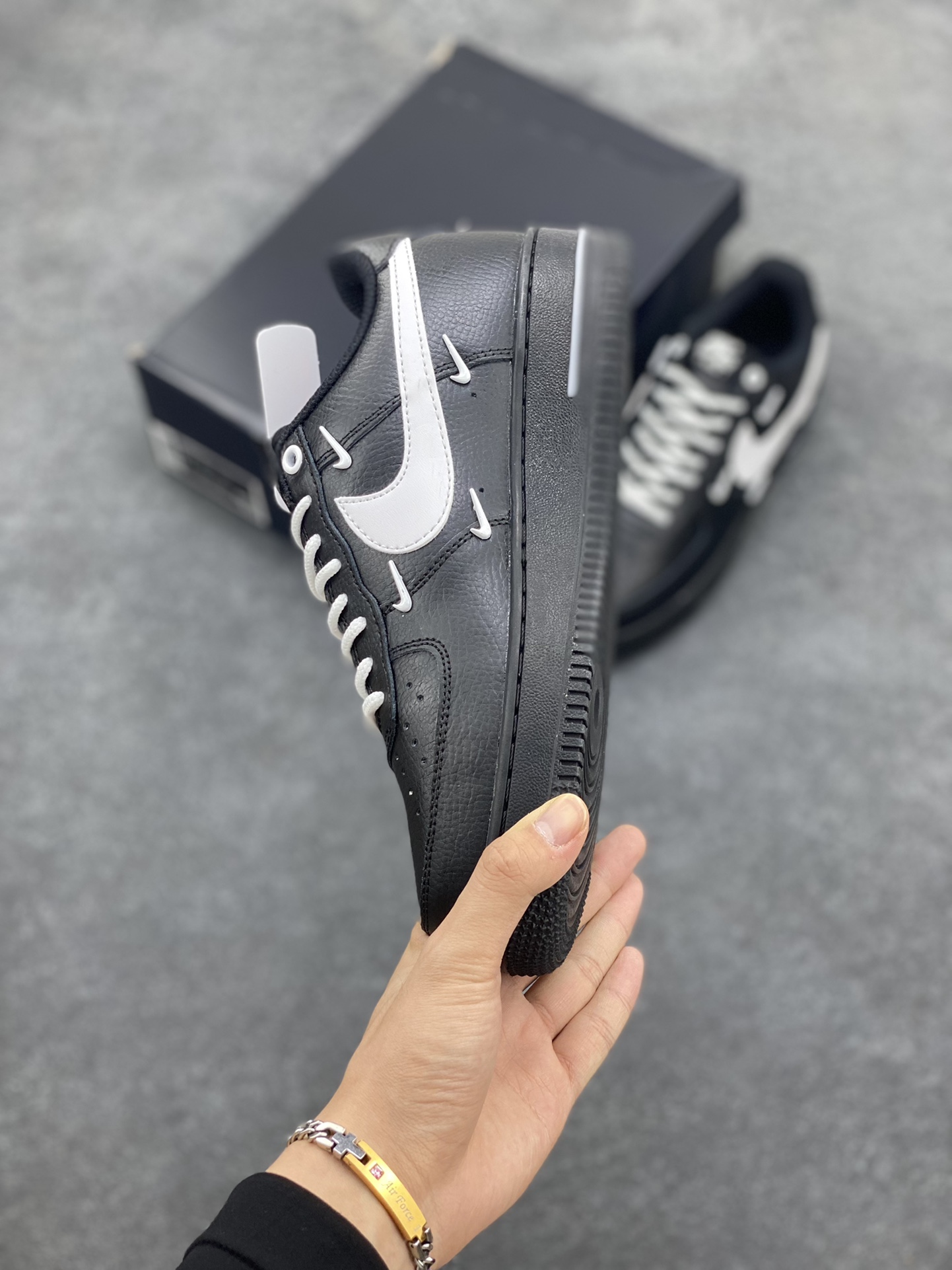 图片[3]-Nike Air Force 1 ’07 Low 空军一号低帮百搭休闲运动板鞋。柔软、弹性十足的缓震性能和出色的中底设计，横跨复古与现代的外型结合，造就出风靡全球三十多年的Force 1，直到今天还深受青睐 货号：HQ1180-001 尺码：36 36.5 37.5 38 38.5 39 40 40.5 41 42 42.5 43 44 44.5 45-选品中心