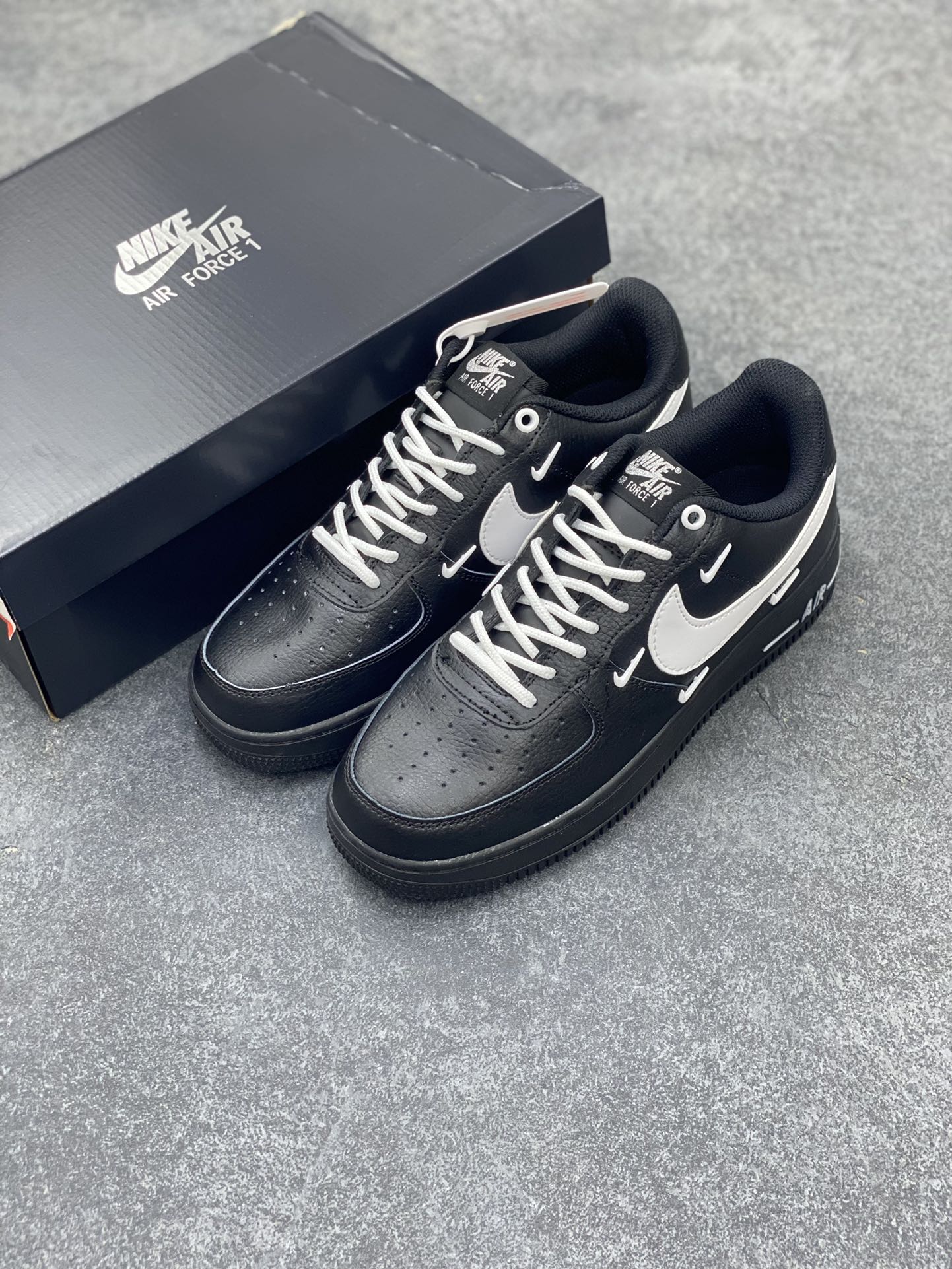 图片[8]-Nike Air Force 1 ’07 Low 空军一号低帮百搭休闲运动板鞋。柔软、弹性十足的缓震性能和出色的中底设计，横跨复古与现代的外型结合，造就出风靡全球三十多年的Force 1，直到今天还深受青睐 货号：HQ1180-001 尺码：36 36.5 37.5 38 38.5 39 40 40.5 41 42 42.5 43 44 44.5 45-选品中心