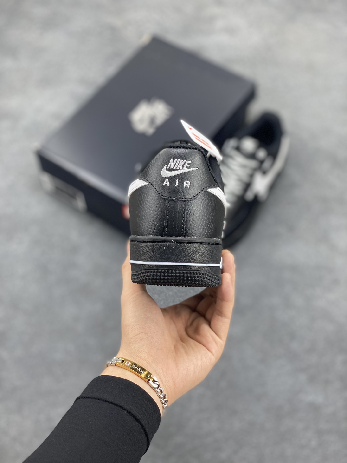 图片[4]-Nike Air Force 1 ’07 Low 空军一号低帮百搭休闲运动板鞋。柔软、弹性十足的缓震性能和出色的中底设计，横跨复古与现代的外型结合，造就出风靡全球三十多年的Force 1，直到今天还深受青睐 货号：HQ1180-001 尺码：36 36.5 37.5 38 38.5 39 40 40.5 41 42 42.5 43 44 44.5 45-选品中心