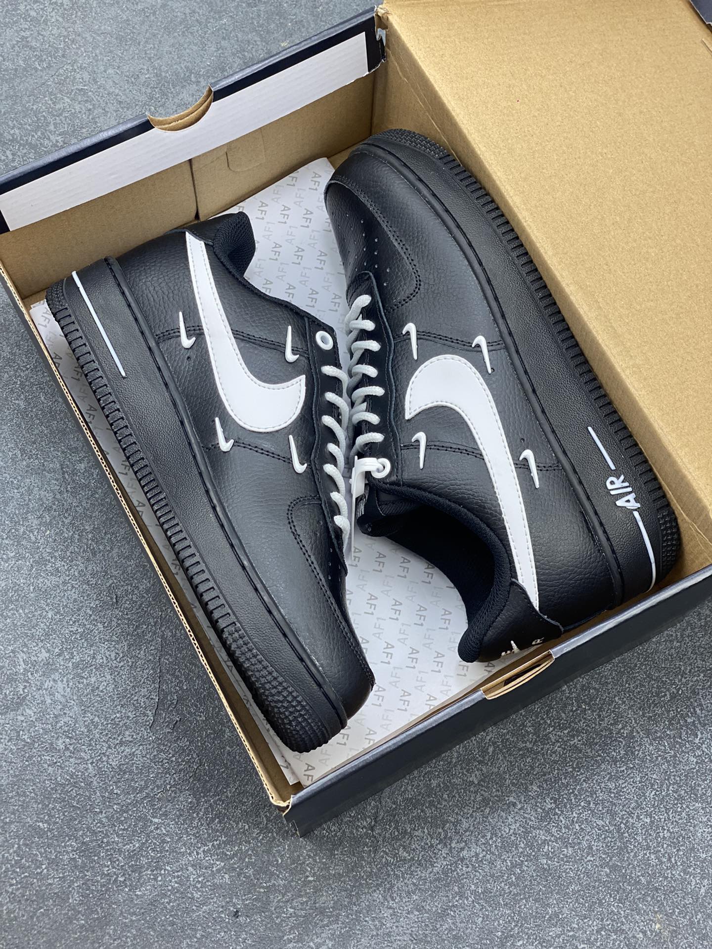 图片[9]-Nike Air Force 1 ’07 Low 空军一号低帮百搭休闲运动板鞋。柔软、弹性十足的缓震性能和出色的中底设计，横跨复古与现代的外型结合，造就出风靡全球三十多年的Force 1，直到今天还深受青睐 货号：HQ1180-001 尺码：36 36.5 37.5 38 38.5 39 40 40.5 41 42 42.5 43 44 44.5 45-选品中心