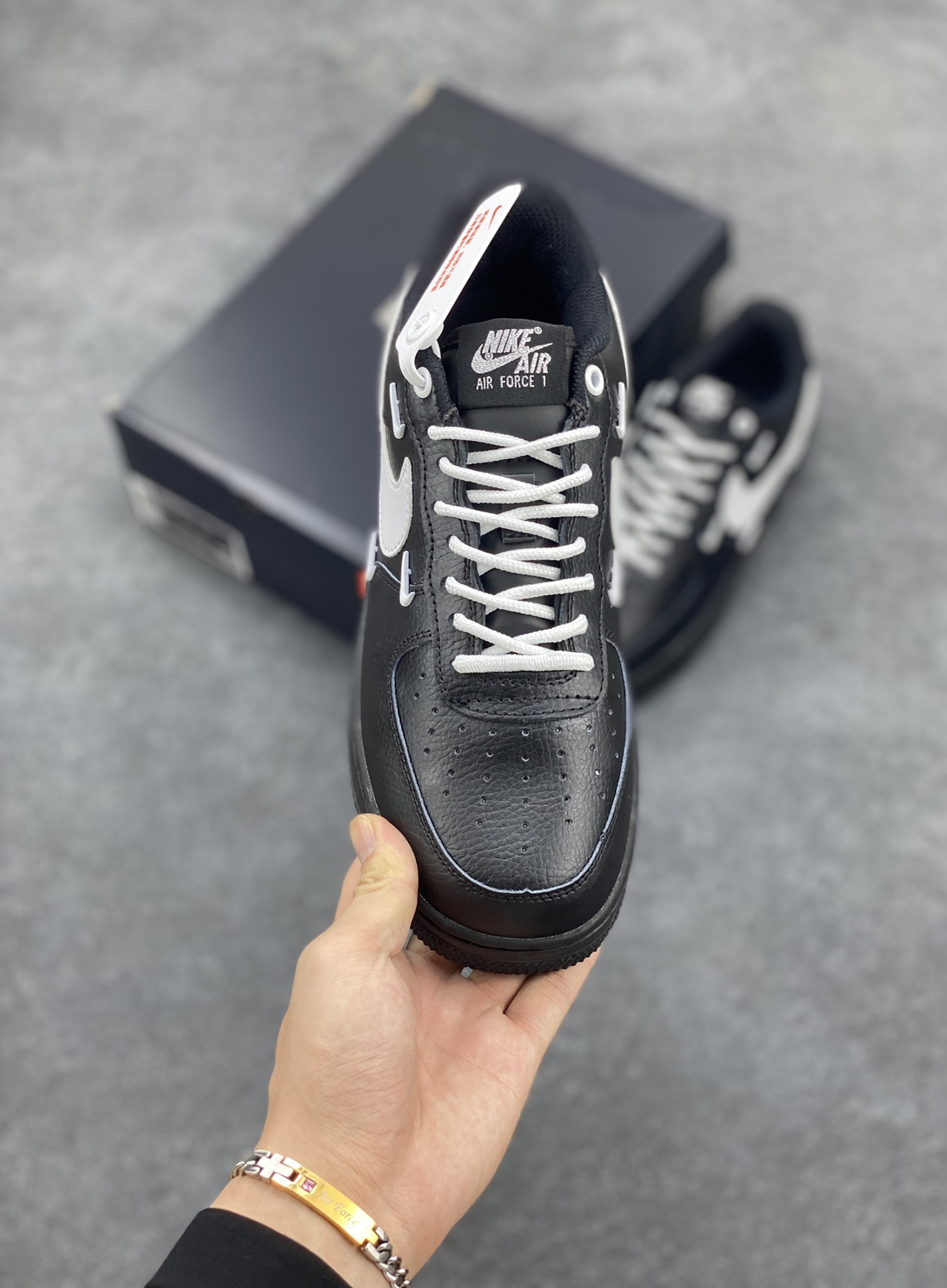 图片[2]-Nike Air Force 1 ’07 Low 空军一号低帮百搭休闲运动板鞋。柔软、弹性十足的缓震性能和出色的中底设计，横跨复古与现代的外型结合，造就出风靡全球三十多年的Force 1，直到今天还深受青睐 货号：HQ1180-001 尺码：36 36.5 37.5 38 38.5 39 40 40.5 41 42 42.5 43 44 44.5 45-选品中心