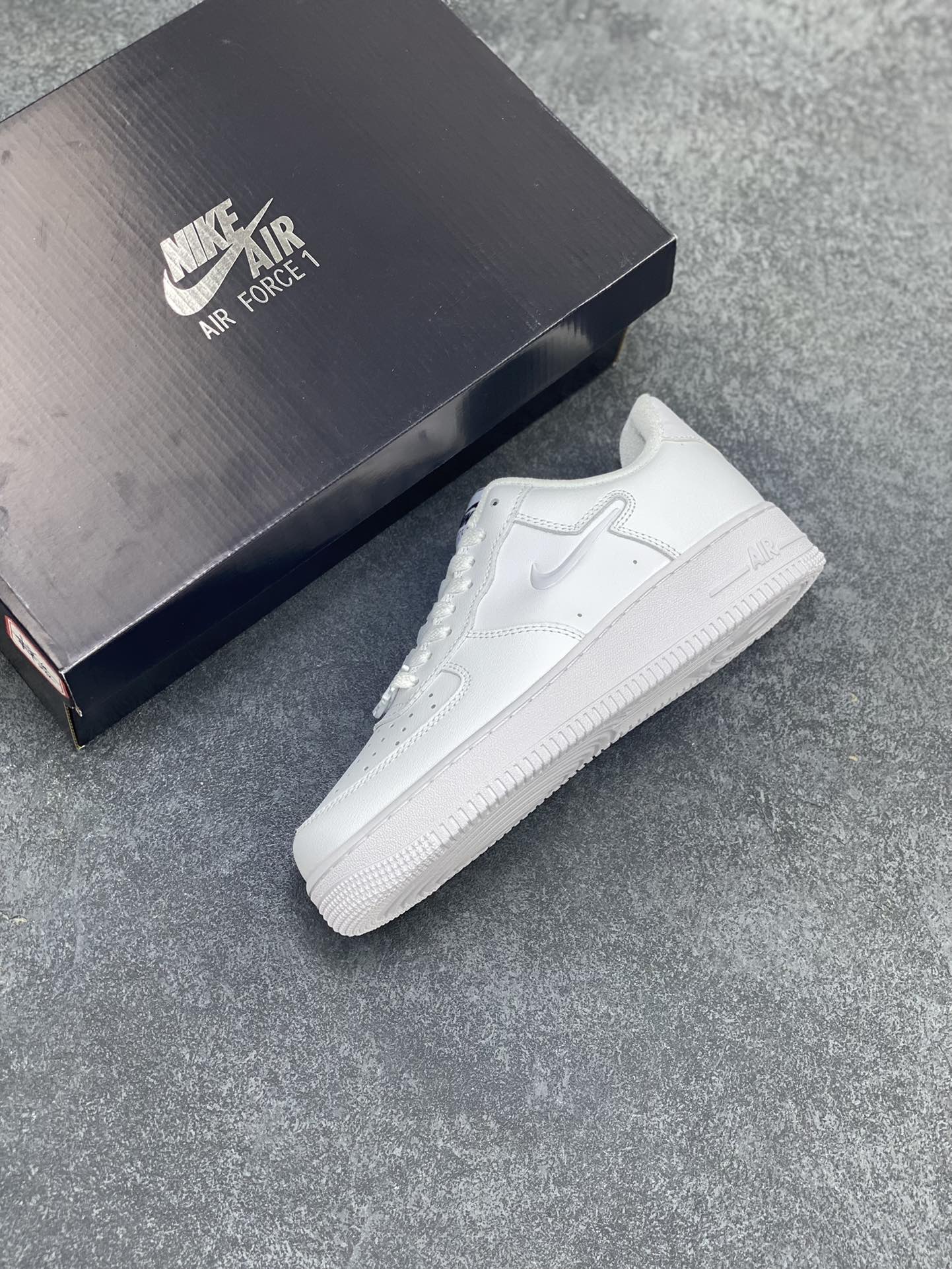 图片[7]-NK Air Force 1 空军一号 全白果冻勾 原楦头原纸板 打造纯正空军版型#专注外贸渠道 全掌内置蜂窝气垫 #原盒配件 原厂中底钢印、拉帮完美 货号：FB8251-100 尺码：36 36.5 37.5 38 38.5 39 40 40.5 41 42 42.5 43 44 44.5 45-选品中心