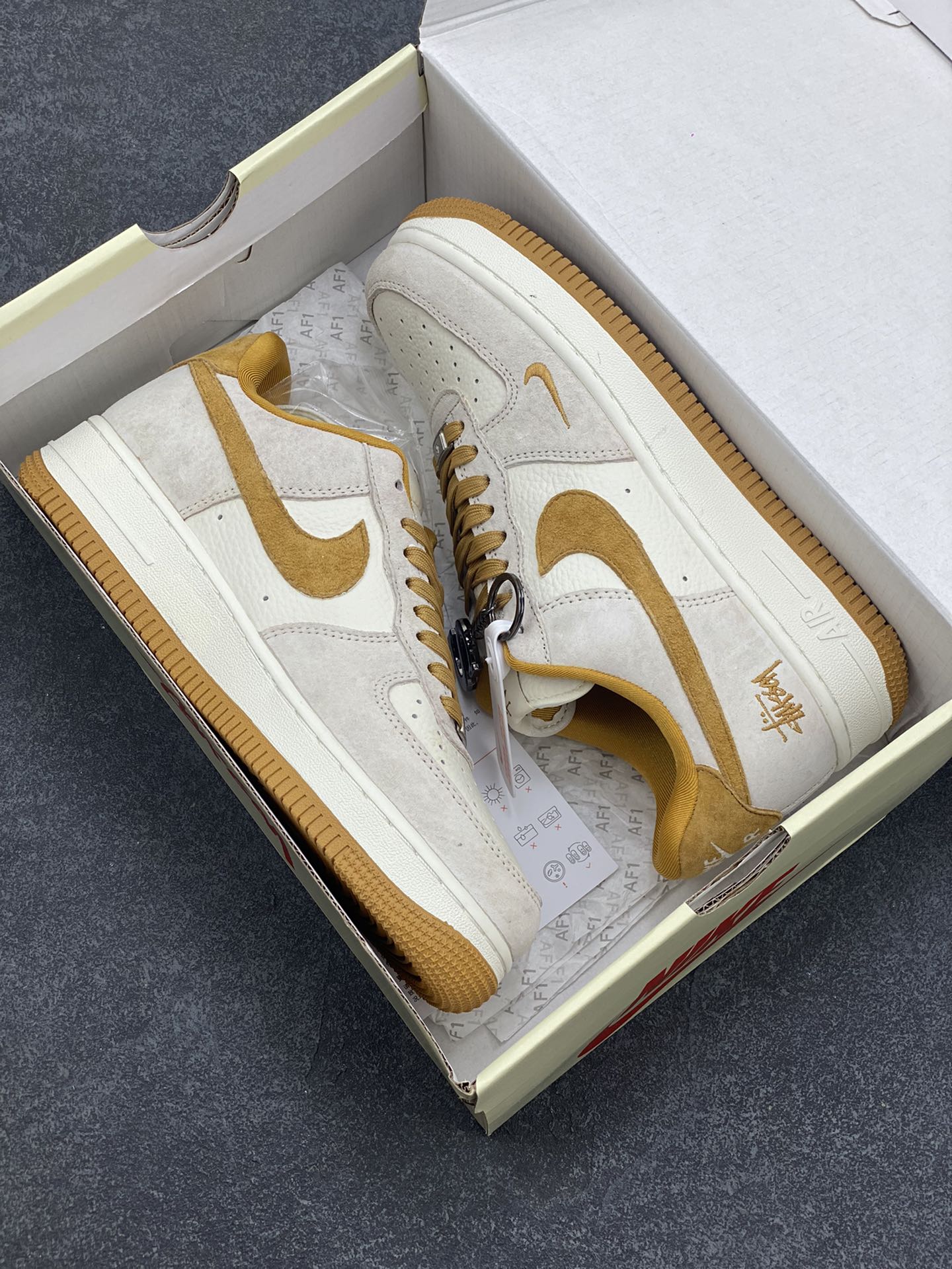 图片[9]-NIke Air Force 1 \’07 Low “斯图西联名–麦黄猪八”空军一号 低帮 运动鞋 休闲鞋 折边针车 工艺难度大 原楦头原纸板 原装鞋盒 定制五金配件 内置全掌气垫 原厂鞋底 货号：HD1968-020 尺码：36 36.5 37.5 38 38.5 39 40 40.5 41 42 42.5 43 44 44.5 45-选品中心