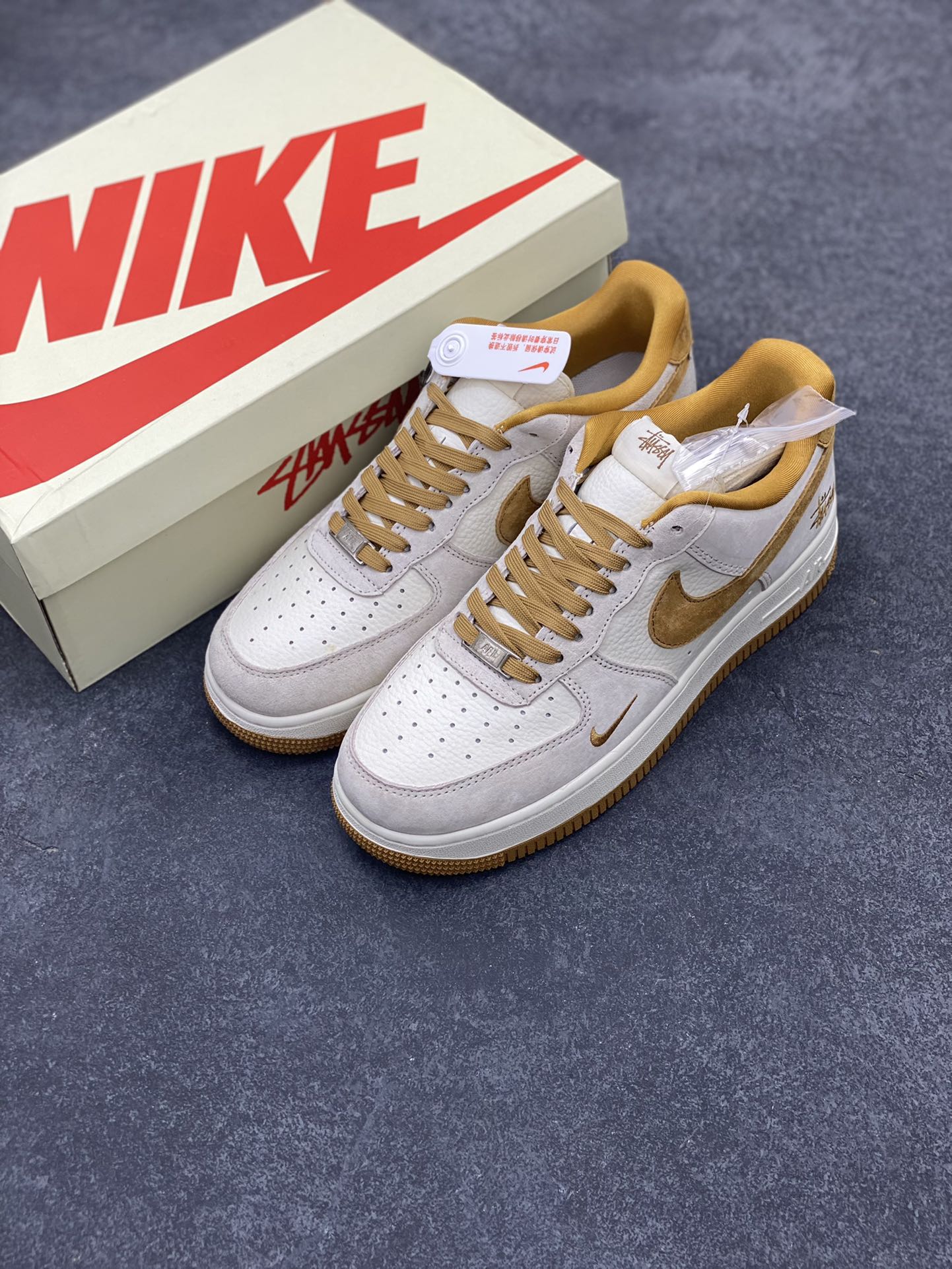 图片[8]-NIke Air Force 1 \’07 Low “斯图西联名–麦黄猪八”空军一号 低帮 运动鞋 休闲鞋 折边针车 工艺难度大 原楦头原纸板 原装鞋盒 定制五金配件 内置全掌气垫 原厂鞋底 货号：HD1968-020 尺码：36 36.5 37.5 38 38.5 39 40 40.5 41 42 42.5 43 44 44.5 45-选品中心