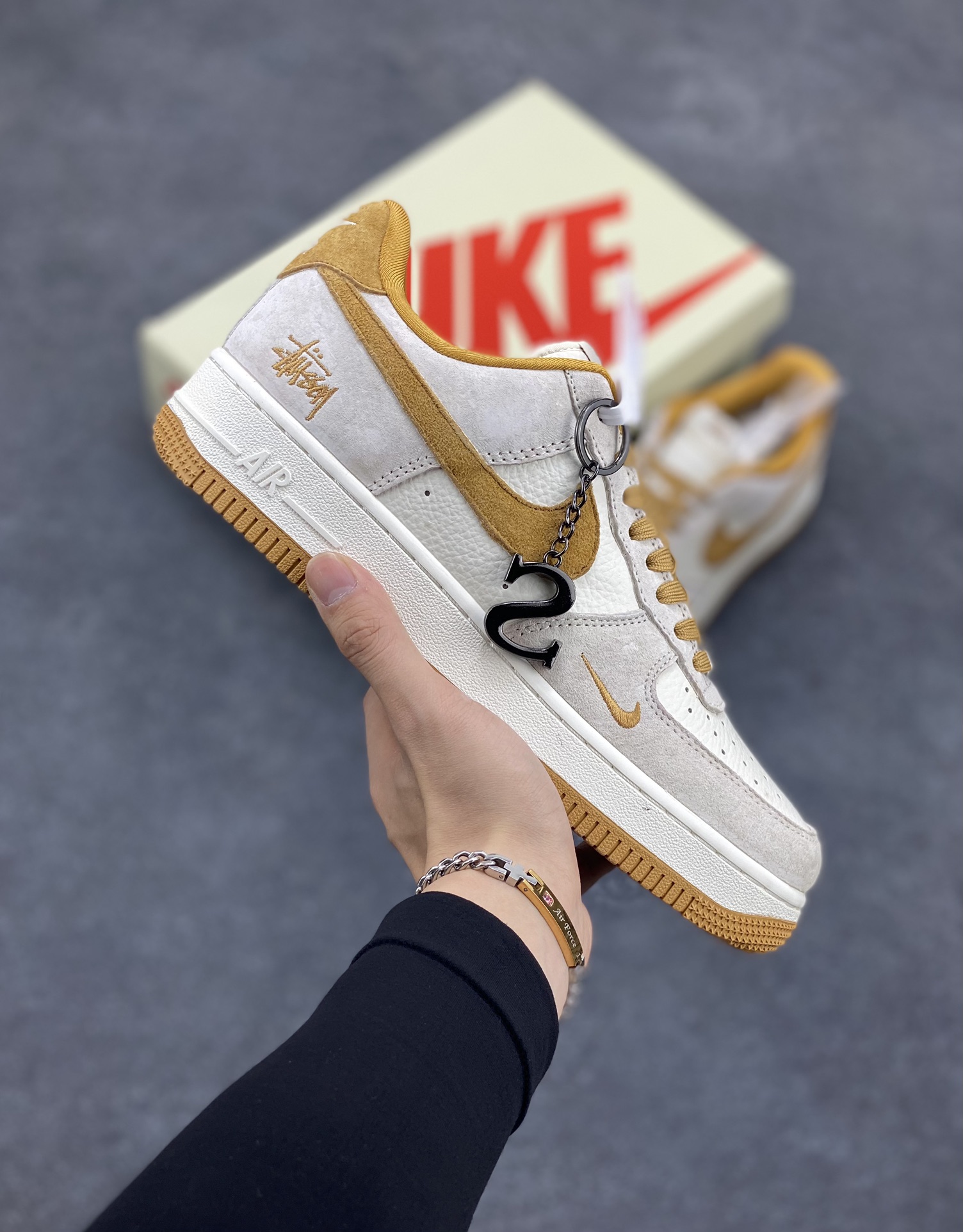 NIke Air Force 1 \'07 Low “斯图西联名--麦黄猪八”空军一号 低帮 运动鞋 休闲鞋 折边针车 工艺难度大 原楦头原纸板 原装鞋盒 定制五金配件 内置全掌气垫 原厂鞋底 货号：HD1968-020 尺码：36 36.5 37.5 38 38.5 39 40 40.5 41 42 42.5 43 44 44.5 45-选品中心