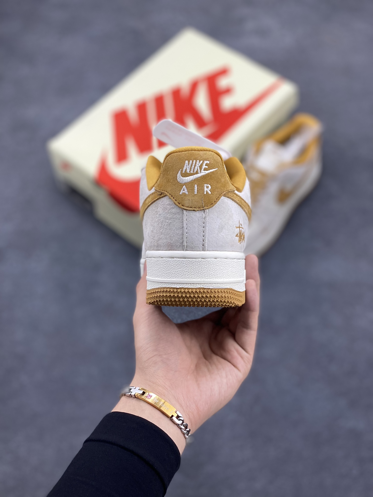 图片[4]-NIke Air Force 1 \’07 Low “斯图西联名–麦黄猪八”空军一号 低帮 运动鞋 休闲鞋 折边针车 工艺难度大 原楦头原纸板 原装鞋盒 定制五金配件 内置全掌气垫 原厂鞋底 货号：HD1968-020 尺码：36 36.5 37.5 38 38.5 39 40 40.5 41 42 42.5 43 44 44.5 45-选品中心