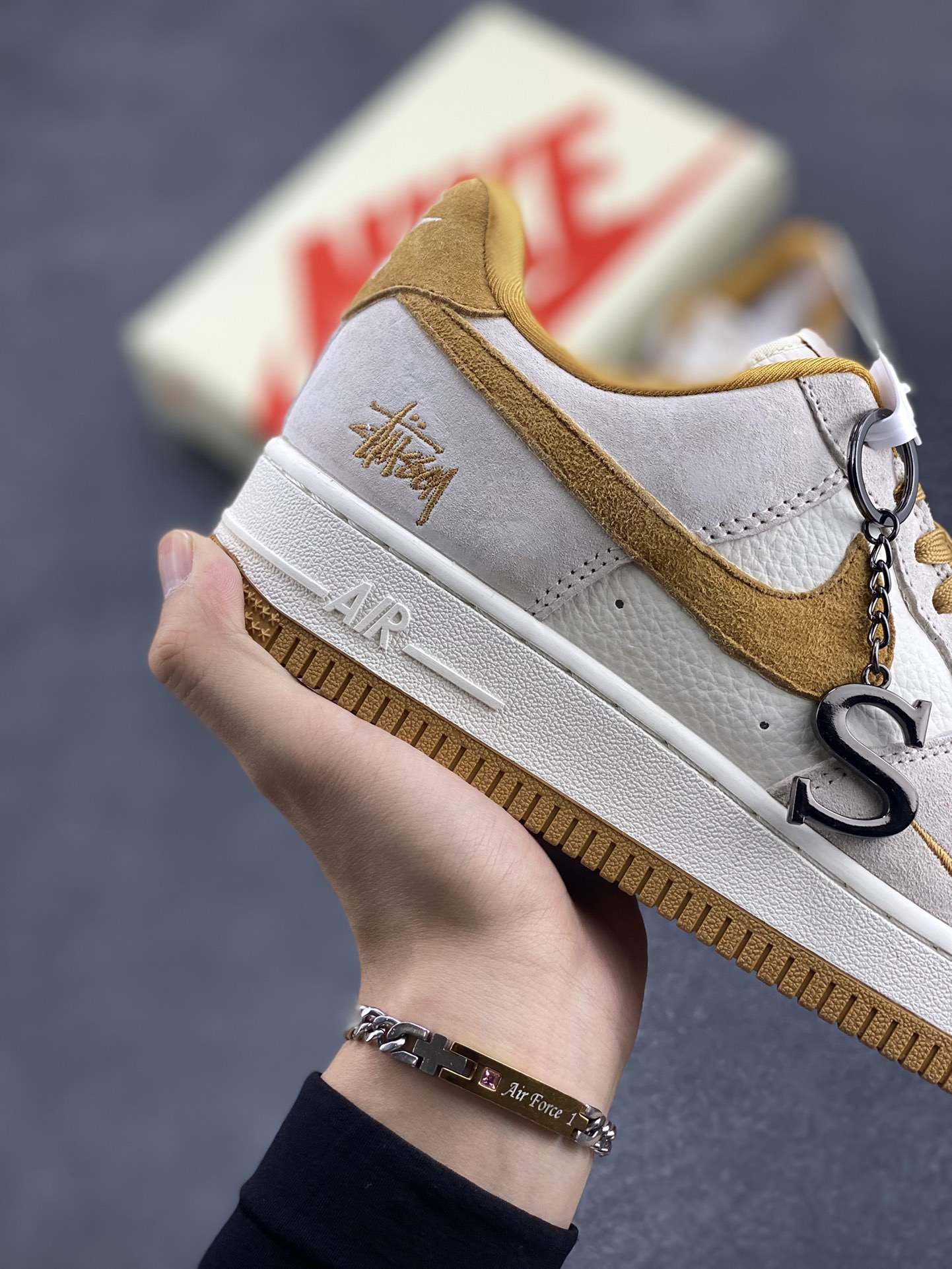 图片[6]-NIke Air Force 1 \’07 Low “斯图西联名–麦黄猪八”空军一号 低帮 运动鞋 休闲鞋 折边针车 工艺难度大 原楦头原纸板 原装鞋盒 定制五金配件 内置全掌气垫 原厂鞋底 货号：HD1968-020 尺码：36 36.5 37.5 38 38.5 39 40 40.5 41 42 42.5 43 44 44.5 45-选品中心